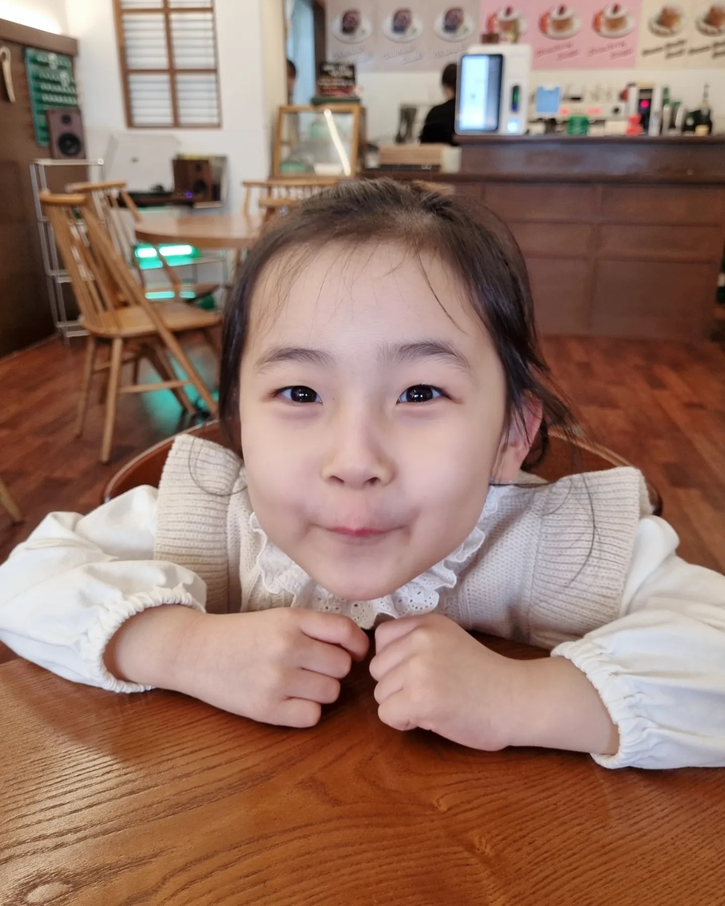 간만에 사진업뎃하니 뭔가 게시글올리는방법이 달라진 느낌?
한시하원 후 알차게 데이트
엄마랑 1시에 놀러간다가 담임쌤께 계속 말했다는 귀염둥이