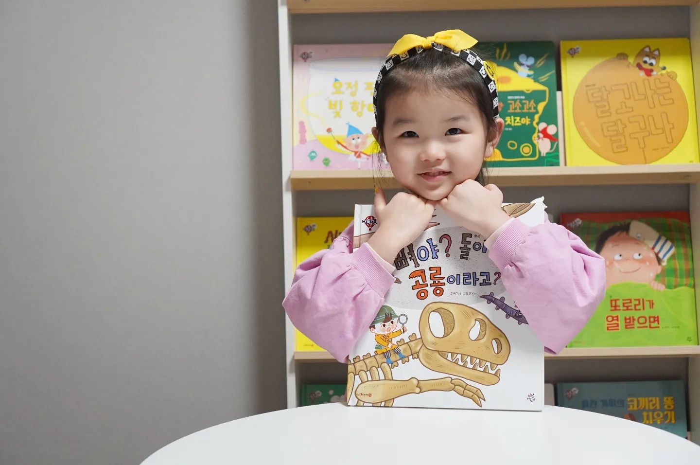 #제품제공 #다독다독과학전집

빅토리아티렉스 전시회 보고와서 연계독서로 읽기 좋은
다독다독과학전집의 [뼈야? 돌이야? 공룡이야?]
이렇게 커다란 뼈를 어떻게 전시관에 옮겼는지, 공룡뼈는 어떻게 찾았는지 재미있는 이야기로 알아볼 수 있는 책📚
​
#신간전집 #다산어린이 #유아과학전집 #유아전집추천 #과학전집 #호기심해결 #호기심과학 #과학전집추천 #다독다독과학 #유아책놀이 #유아과학 #호기심과학 #입체과학