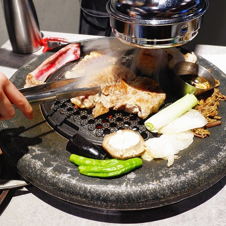 제주도 흑돼지 고기맛집!!!

고기러버라도 맛있는고기 좋아라하는 1인으로
부산명지고기집 오름에 다녀왔어요😋

전문가의 손길로 맛있게 구워 주시고
밑반찬도 정갈하게 준비되어 있어 좋아요^^

고기맛은 두말하면 잔소리~
흑돼지먹으러 제주도 안가도 되겠더라구욤😆

부드러우면서도 도톰한 고기 식감이 엄지척이에용❤️
주차장도 잘되어 있으니 참고하세여 👍🏻

#협찬 #부산명지맛집 #부산명지제주흑돼지고기집 #부산명지고기집 #오름 #명지오름