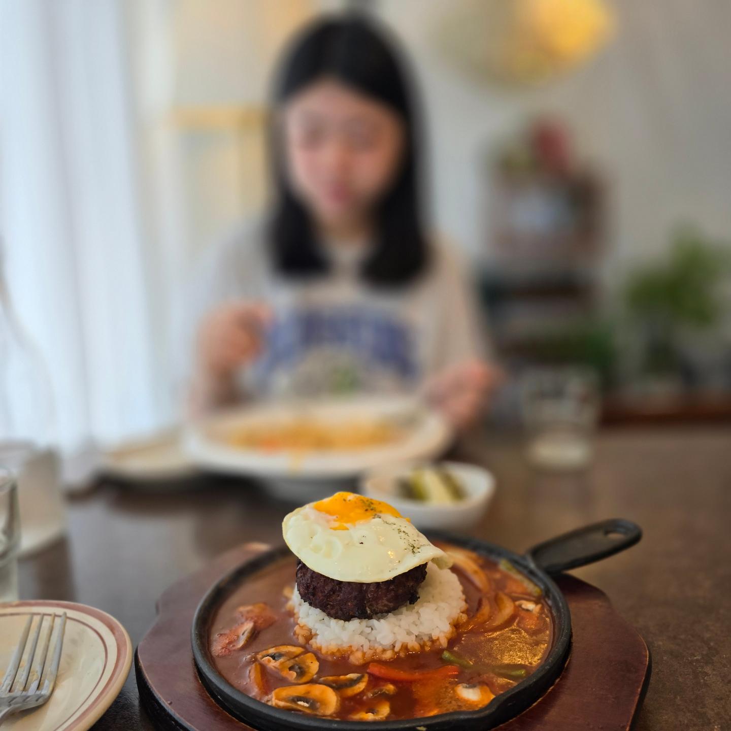 학원방학이라는데 아무데도 못가고 집콕중인 미니랑 드라이브삼아 맛난거 먹으러가자고 모처럼 일찍 깨웠는뎅 못일어나고...ㅠ.ㅠ

가까운데서 후다닥 먹으려  식당 앞에 내려주고 메뉴주문하라했는데 빙돌아 주차하고 딱 점심시간이라 들어가보니 만석!!

기다릴 시간 없는뎅 자리없다고 전화 좀 하지!!

괜스레 짜증 한 판 내고 다른 곳 갔는데 문닫...ㅋ 
그러다 생각난 곳!! 
시간내 먹을 수 있을까 모험삼아 갔는데 다행히
빠르게 음식 나와서 후다닥 냠냠

느끼한 음식 먹고나니 #동네스콘 #아메리카노 딱 생각났는데 시간이 없어서 아쉽.ㅠ.ㅠ

얼결에 분위기 좋고 맛난 곳에서 빠르게 식사 후
늦지않게 사무실 도착!! 
아쉽지만 카누다크로스트 뜨아 한 잔 ☕️

#방학스타그램 #일상스타그램 #함박 #파스타 #오늘점심 #먹방