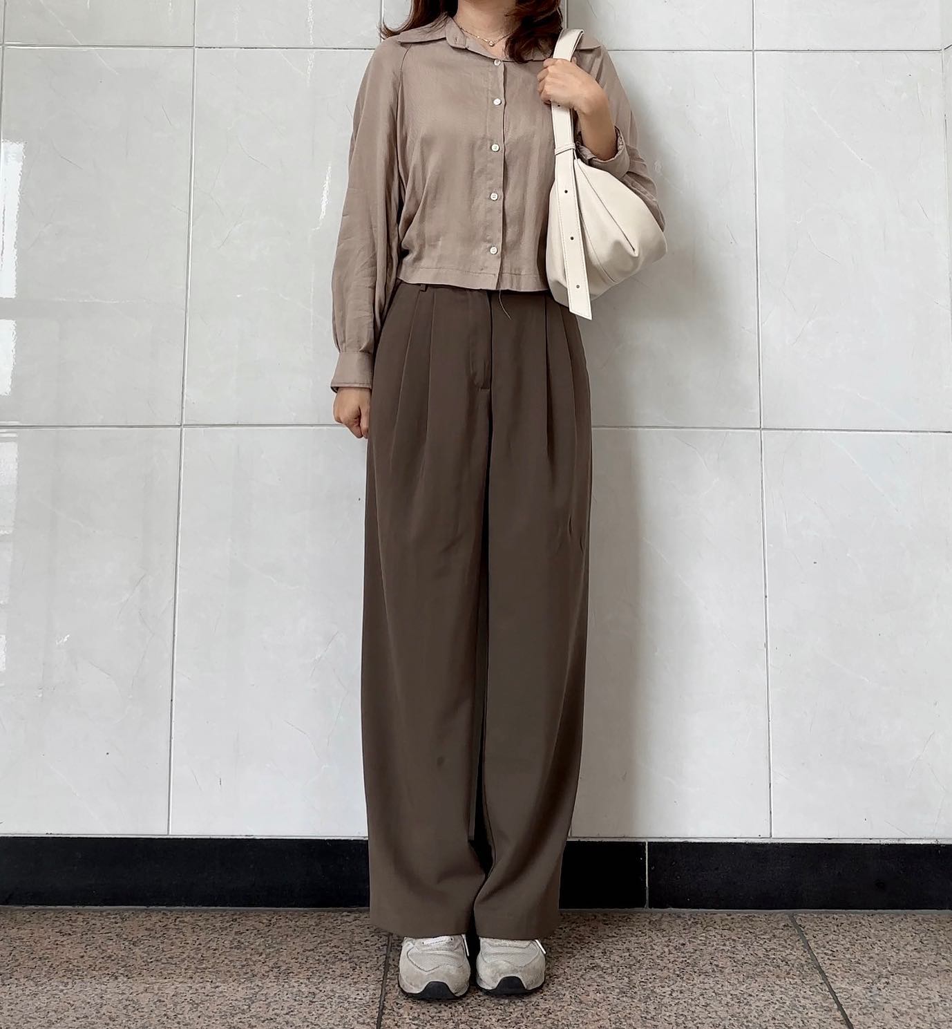 #daily #dailylook #ootd #출근룩
☁️ 9° / 18°

오늘은 화요일!
외투가 없어서 추워보일수도 있지만,
사실은 안에 긴팔이 숨어있답니닷😗😎

Top. slow.and 
Bottom. withyoon.official 
Acc. swarovski 
Bag. alicemartha.official 
Shoes. newbalance