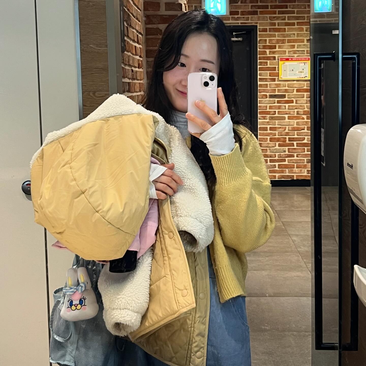 즐거운 꽃놀이🫶
애들은 집에 빨리 가고 싶어해서
후다닥 사진만 찍고 집에 넣어두고(?)
남편이랑 둘이 산책
우리의 열한번째 봄🩷

#럽스타그램 #봄 #벚꽃놀이
#7살딸 #10살딸 #자매그램