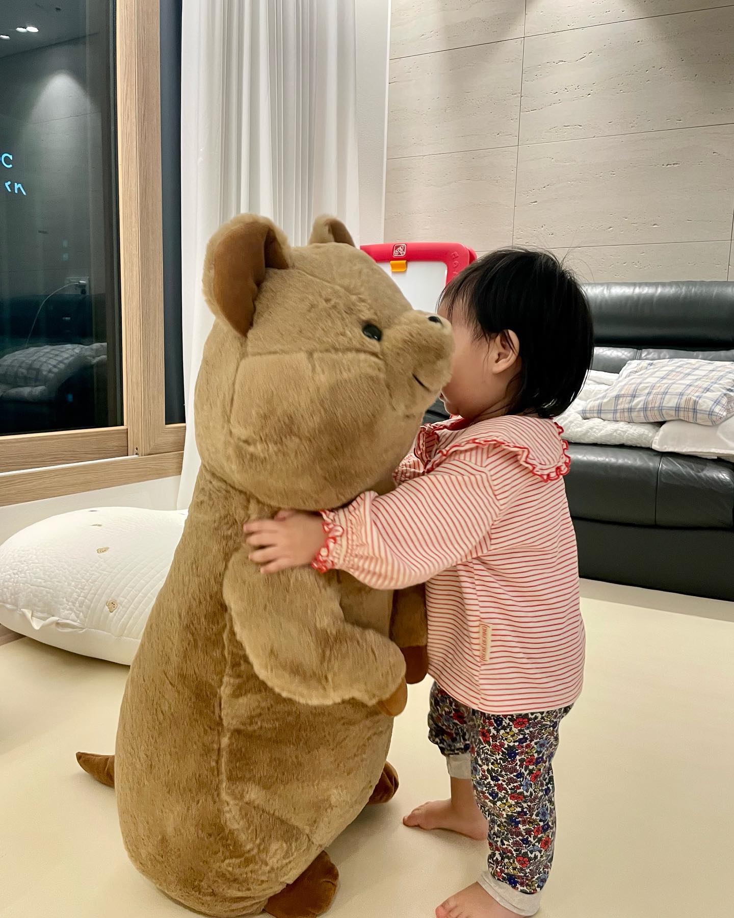 ⠀
⠀
나요니의 새로운 친구
남편이 퇴근길에 준비한 서프라이즈 선물 🦫
⠀
나요니만한 인형이지만 너무너무 커엽🥰
⠀
⠀
#딸스타그램 #쿼카인형 #이마트트레이더스 #육아소통 #딸바보
#아기인형 #애착인형 #아기스타그램 #돌아기선물 #생후463일
#아기선물추천 #초대형인형 #호랑이띠맘 #도치맘 #신혼소통
⠀