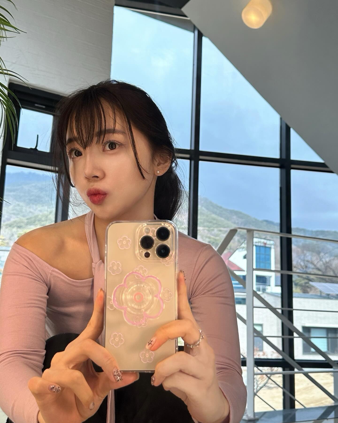#협찬 설 지나면 금방 봄이 다가오니까 
샤랄라한 플라워 폰케이스 도입 시급하다구여..🌸💜
시크릿 쥬쥬까진 아니지만 
고데기도 올만에 하고 
suny__e 공주가 선물로 준 연보라 헤어핀도 착용해봤답니댜,,
그립톡도 꽃이라서 너무 좋은 😖

#핫티몰 #아이폰케이스추천 #갤럭시케이스 #커플케이스 #그립톡케이스 #귀여운케이스 #스마트톡 #스마트톡케이스 #케이스쇼핑몰 #케이스쇼핑몰추천