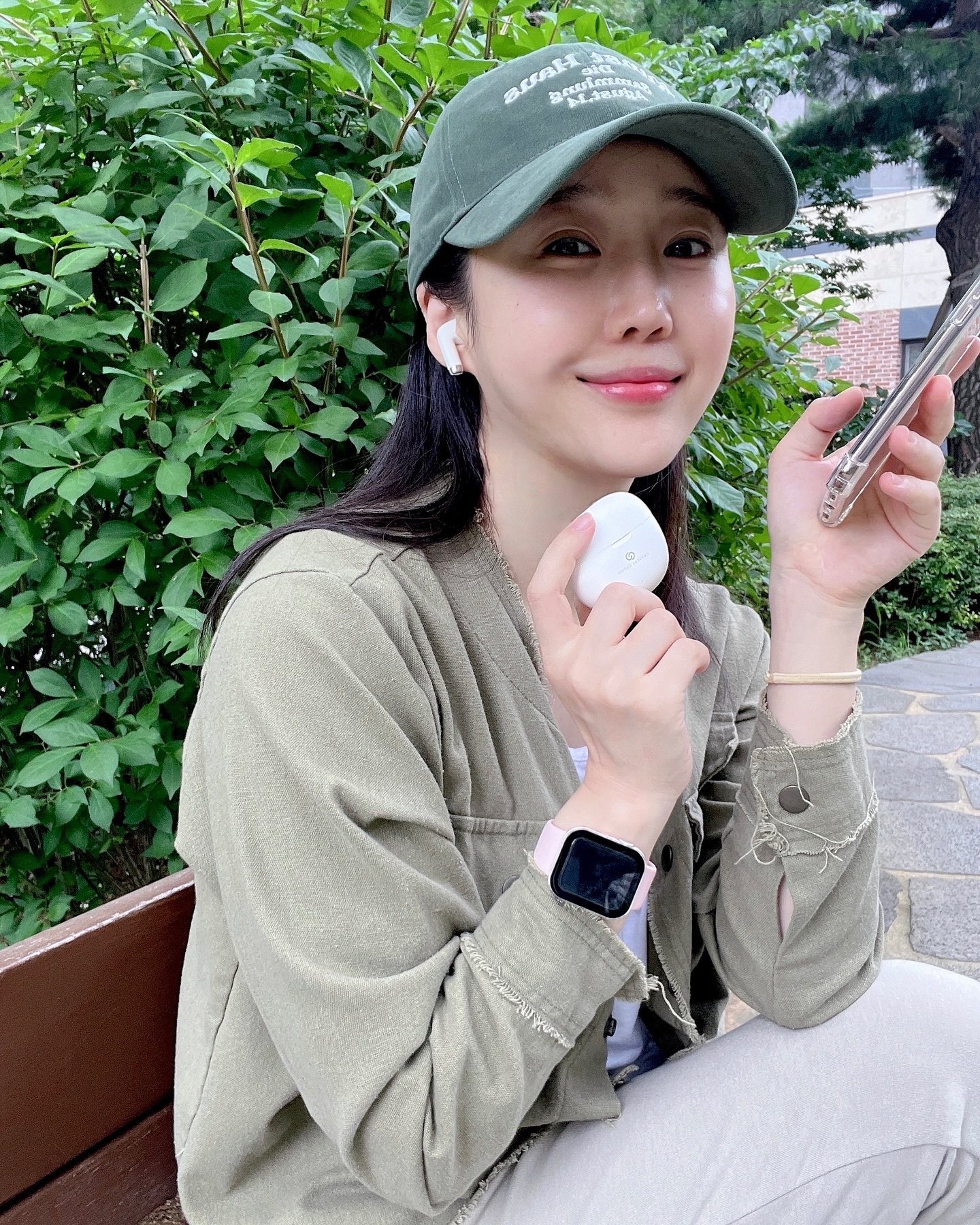 #협찬 육아을 하다가 잠시 콧바람 좀 넣어보려 나갈 때~핸드폰과 함께 살포시 챙기게 되는
🪩크리스탈클라우드 TWS무선 블루투스이어폰 소개합니다~ 

💡가격대비 사운드 음질이 굉장히 좋구요~
디자인도 깔끔하면서 세련됐어요~ 미니멀한 케이스와 깃털처럼 가벼운 이어버드로 귀도 편안하고 휴대성도 좋은 이어폰이에요~

💡13mm드라이버와 AAC/SBC코덱사용 선명하고 풍부한 Hi-Fi 사운드를 느낄수 있구요~

💡고성능 마이크를 탑재해 통화품질도 좋으니~ 산책하며 수다 OK!

💡블루투스 5.3을 탑재하여 끊김 없이 사용 가능하고 
 인체공학적 디자인으로 장시간 착용해도 귀가 아프지 않아서 자주 손이 가는 이어폰이에요~

사용해보니 가격대비 좋은 성능인 것 같아 이렇게 소개합니다🤭

#블루투스이어폰 #무선이어폰 #가벼운이어폰 #크리스탈클라우드 #미니이어폰 #휴대용이어폰