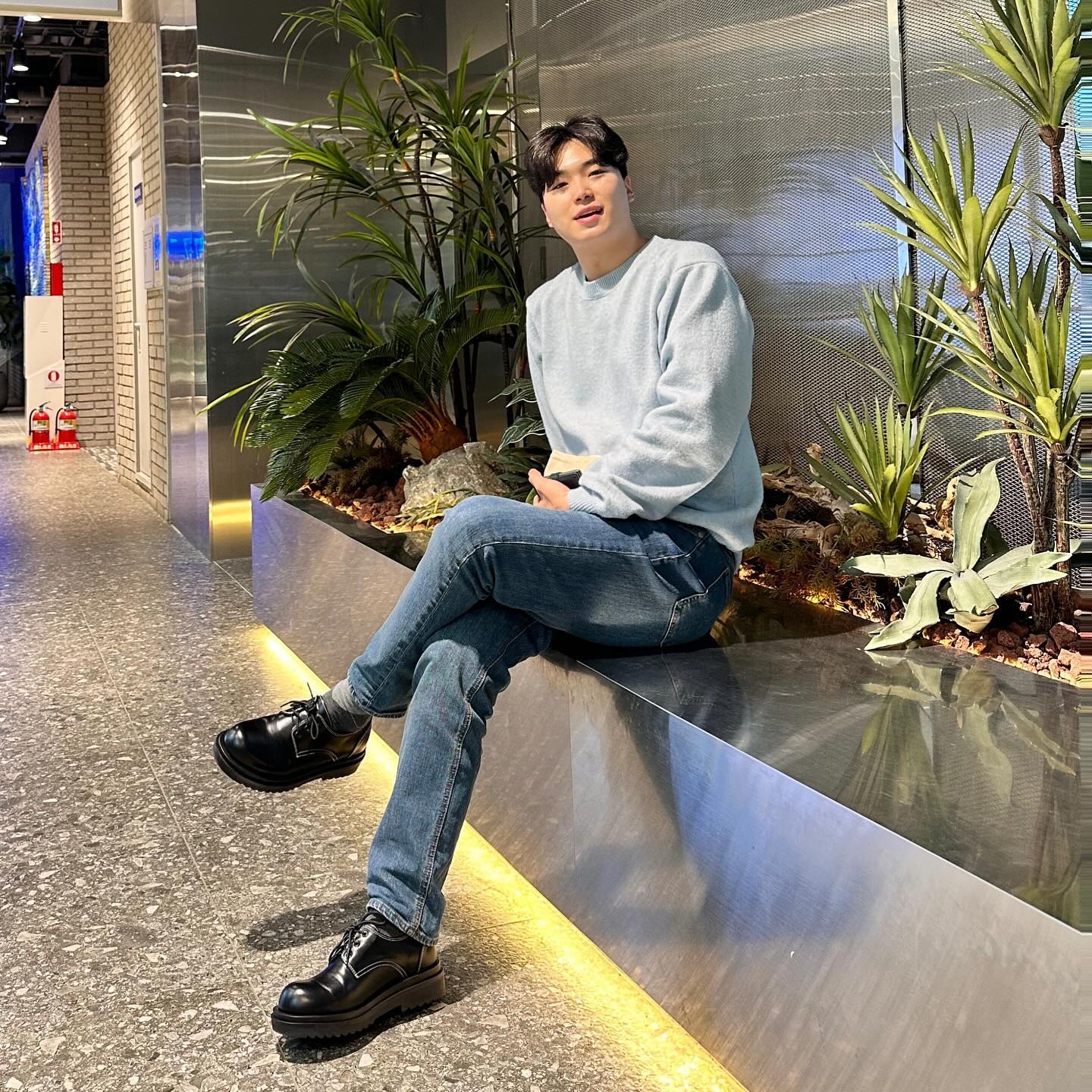 shoehi_official #슈하이서포터즈3기 #슈하이서포터즈 #로퍼추천 #ootd #오오티디패션 Loah Stitched #loafer 엄청 편하고 착용감도 너무 좋아서 요즘 최애 되었어요:) 
✔️배색 스티치 포인트
✔️레이스업 디자인으로 쉬운 발볼 조정 
✔️가벼운 무게와 자연스러운 키높이까지 👍
✔️비선가죽으로 오염이 강해요 :) 

슈하이어 할인 코드 : SHOEHIGHER3