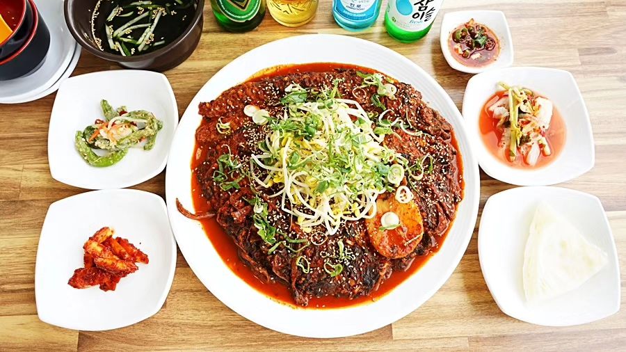 #협찬 

부모님과 함께 얼마전 주전 바닷가 보러 갔어요
바다도 즐기고 맛있는 점심 먹으러 #울산주전맛집
#산너머남촌 다녀왔는데요
여기 시래기코다리찜이 맛있다고 하길래
갔더니 완전 맛있는것 있죠
시래기가 양구시래기라고 하던데
정말 맛있더라구요

주인분께서 강원도가 고향인데
양구 펀치볼 시래기가 가마솥에서 삶아서 들어가니 맛있을 수밖에 없겠죠?

양구 펀치볼 동네의 이웃에게 단독 독점 계약재배로
산지 직송으로 시래기를 공급받아 만든다고 해요

하루에 수백 개가 나갈 정도로 인기인
시래기 코다리찜은
양념을 대량으로 만드는 것이 아니라
하나하나 정성으로 만든다고 해요.

제가 요즘 시래기를 정말 좋아하는데요
시래기랑 코다리의 조합 이건 정말 맛있을 수밖에 없는 조합입니다
완전 맛있어요♥️♥️♥️♥️

국토부에서 발간되는 맛이야기 땅이야기에 2019년
울산지사가 추천되어 울산을 대표하는 맛집으로
인기가 좋다고 해요.

그 외에도 MBC 발품식객
KBS 생생 정보통 맛집출연에도 나왔다니 정말 인기가 많은
울산 동구 맛집 입니다

그리고 150명까지 단체 식사가 가능하기에
주변에 대기업이 많은데 회식장소로도 딱이랍니다.

울산 대표 맛집 맛집으로 선정할 정도로
인기가 많다고 하는데요

다 먹고 난 뒤 아쉽잖아요
3층에 제이커피에 가면 울산 동구 맛집 산너머남촌
영수증을 가지고 가면 제이커피 30% 할인 받을 수 있다고
하니 후식까지 즐기고 오면 좋겠죠?

캠핑 콘셉트의 제이커피라고 하던데
다음에 한번 즐겨보려고요
30% 할인된 가격으로 60여 가지 음료와 아이스크림을
즐길 수 있다고 해요. 단 케이크와 디저트류는 안된다고
하니 참고하세요!🤩🤩

산너머남촌은 주전에도 있지만
일산해수욕장에서도 만나볼 수 있다고 해요
대왕암에서 5분 거리라 대왕암을 구경하고
맛있는 시래기 코다리찜 먹으면 좋을 것 같아요!!🥰🥰🥰

✔️주소 : 울산 동구 동해안로 596 2층 산너머남촌
✔️전화번호 : 052-252-4625

#울산동구맛집 #울산대왕암맛집 #산너머남촌 #시래기코다리찜 #코다리집맛집 #울산주전맛집 #울산정자맛집 
#울산맛집 #울산 #한국표준협회 #희망리턴패키지