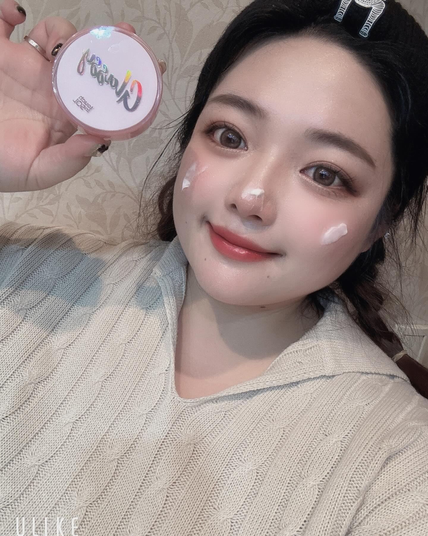 #협찬 [터치인솔] 프리티필터 글래시 스킨밤 💕

✨ 수분크림 + 프라이머 + 광채효과 올인원 스킨 밤프라이머 ✨
[터치인솔] 프리티필터 글래시 스킨밤💕

환절기 건조해서 들뜨는 메이크업이 고민인 요즘
수분크림+프라이머+광채 3가지를 한번에 느낄 수 있다는 제품이있다고해서 사용해봤어요😃

글램광채로 생기있는 메이크업을 연출할 수 있다고해서 요즘 망가진 피부컨디션에 도움이 될 수 있게 한번 사용해봤습니다😊

메이크업전 스킨케어 마지막단계에서 발라주고 부드럽게 펴발라 흡수시키면 되는데요👌
식물성 스쿠알란, 5중히아루론산, 다마스크장미꽃수보습성분이 함유되어있어서 피부컨디션뿐만아니라 환하게 광채나는 피부연출이 가능해서 요즘 메이크업전에 무조건 발라주고있어요!🍀

소프트한 밤 타입 제형인데 피부온도에 부드럽게 녹아서 흡수가 잘되어주고 여러번 덧발라주면 글로우메이크업도 가능해요👍

특히 [터치인솔] 프리티필터 글래시 스킨밤을 사용한 뒤 메이크업을 하면 들뜸이없어서 진짜 짱짱맨😁

끈적임없이 촉촉한 수분감으로 만족스러운 메이크업과 내 피부컨디션을 화사하게 올려주고 싶다면 [터치인솔] 프리티필터 글래시 스킨밤 완전 추천할게요☺️

#터치인솔 #touchinsol #글래시스킨밤 #광채크림 #물광크림 #올인원크림 #수분충전 #베이스프랩 #베이스크림 #프라이머 #메이크업베이스 #수분크림 #수분프라이머 #메이크업크림 #영양크림 #좋아요 #좋반 #데일리메이크업 #좋아요반사