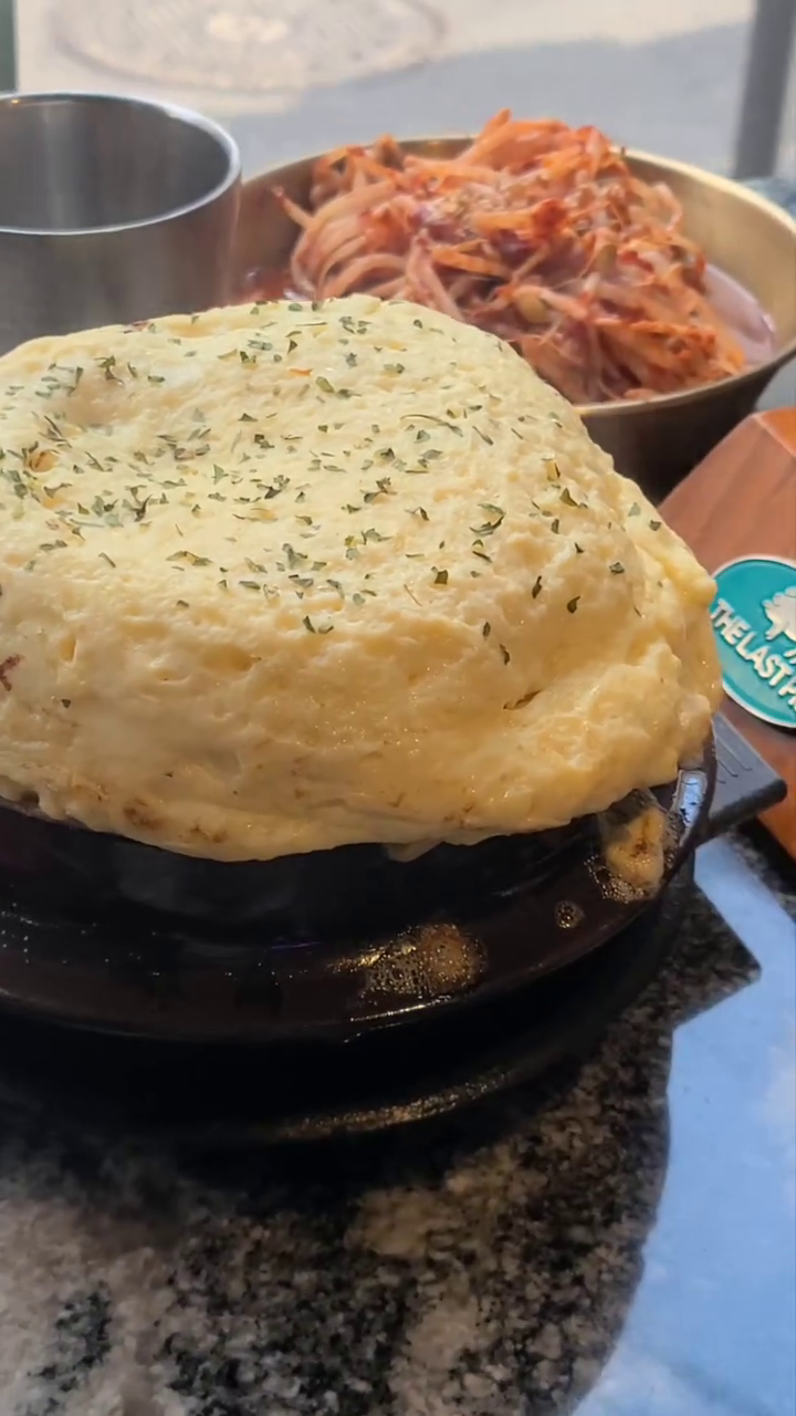 #협찬 핫! 대구 핫플🐷 드디어 서울 상경
.
들어는 봤나 소고기 케이크🎂
압도적인 미친 비쥬얼~
.
소고기 뿐만 아니라🐮
채널A 강호동 의 고기서만나 SBS 생방송 투데이 MBC 시시각각 / MBC 미식남녀 유투버 정육왕 / 빅페이스 맛집
.
각종 메스컴에서 극찬한 세계최초로 선보이는 
마법같은 숙성육을, 힙한 인테리어와 경험할 수 있다
.
소스도 무려 4가지!
어리굴젓에 씨앗 날치알 젓갈, 폭탄 계란찜 까지 나오는
반찬 클라스~~👍🏻
.
숯불에 꽃갈비살 구워 카랴멜소스 찍어 냠냠
와인을🍷 절로 부르는 맛에 콧노래가 절로~
.
건대에서 좀 논다 싶은데 아직 안가봤다?
끝돈 모르면 아직 덜 논거임
.
.
.
.
#광진구고기 끝판왕! 
🎈서울 광진구 아차산로 238 1층 103호
🎈02-498-0929

#건대삼겹살 #건대고기집 #건대맛집 #건대역맛집