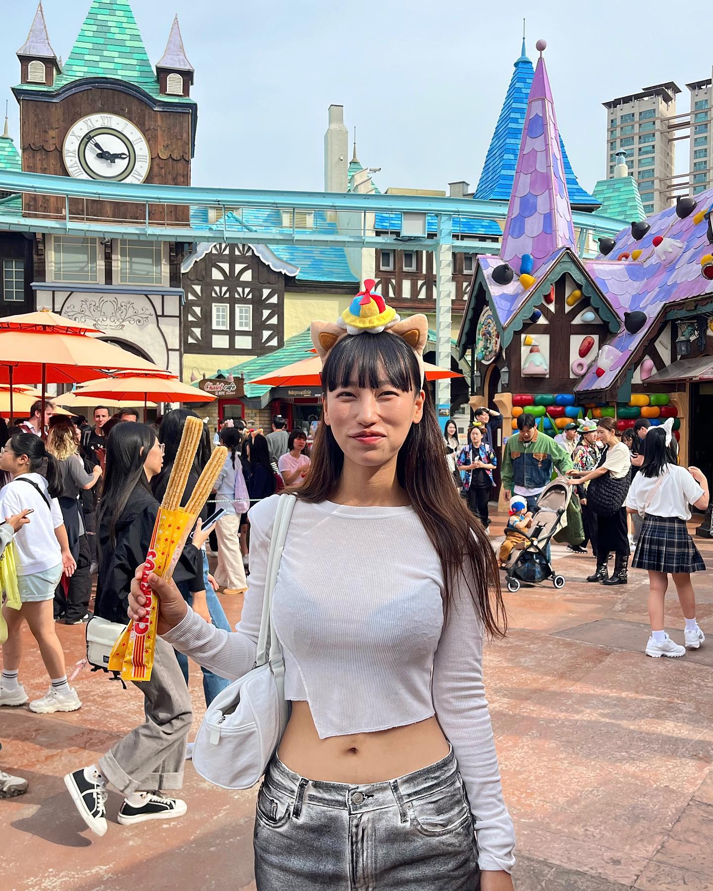 맛도 별로 없는 츄러스였는데 한입먹고 행복한거 신기하자냐🍿🌭 그리고 태어나서 2번째로 자이로스윙 타봤꼬 안울었어요☺️♥️