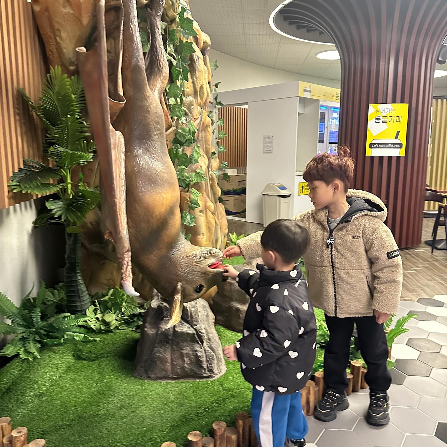 #태화강동굴피아👷‍♀️ 

체험이 알찬곳
오늘도 주말 뿌셔 👊🏻

🦇🪱🦋🐞🐛🖍️🌈