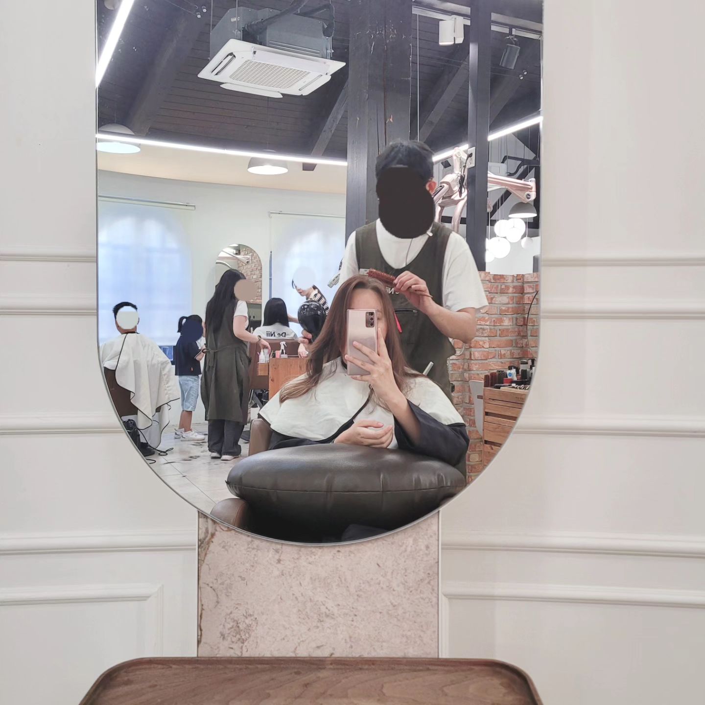 내일은 이른 아침부터 지방에서 행사 있는 날
심지어 행사 끝나고 이어서 결혼식사회까지~!!
주말 아침은 헤메샵도 예식때문에 풀부킹인 경우가 많아서
그냥 이럴 때는 하루 전에 헤어받고 담날 행사 출격하기~!
잠자는 게 살짝 불편하지만 마음이 넘나 편한 것~
괜히 잘 하지도 못하는 셀프 헤어 하느라 시간은 시간대로 쓰고 행사 내내~~ 신경쓰느니 쫙~! 고정시키고 진행에만 집중하는 게 마음 편해요~♡ 언제나 나의 구세주가 되어주는 청담드니~ 감사합니다~ #드니청담본점 #아나운서헤어메이크업 #아나운서헤메 denii_chungdam