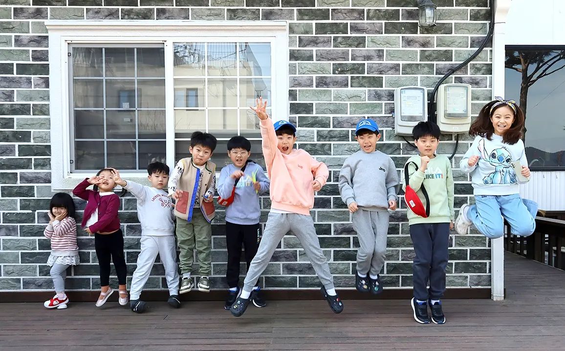 #대부도
또래 애들끼리 붙여두는게 이맘때 애들에게는
사회성 발달에 가장 좋은 방법인것 같다.
이날 뚜비는 체스를 확실히 배워왔고 혀비는
노래방에 눈을 떴다...ㅎ 뽀로로 대통합
바나나차차를 그렇게 목이 터져라 떼창으로 부를줄이야
엄빠들은 녹아내렸지만 어린이들은 집에 가기 싫어했던
1박 2일 일정
-
#초등육아
#초등일상