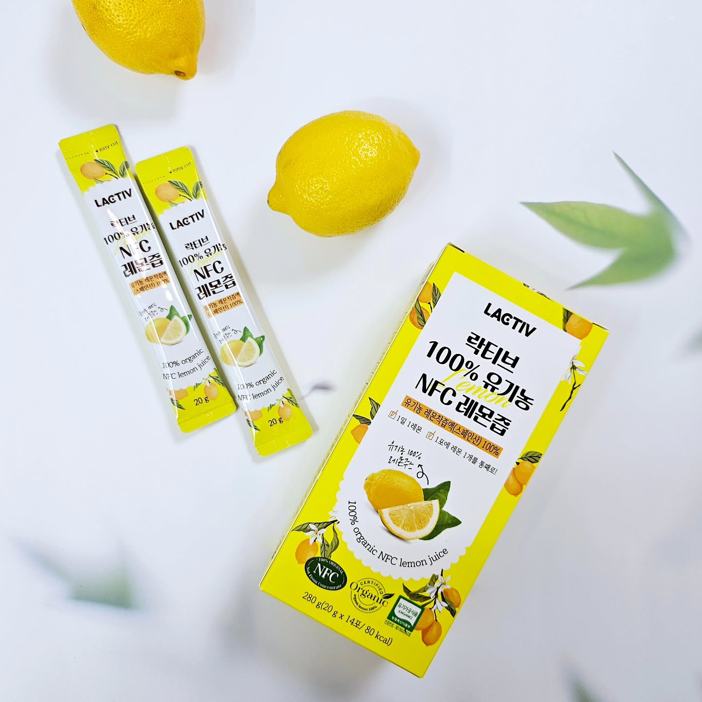 #제품제공
lactiv.official
요즘 하루 한잔씩 꼭 챙겨 마시고 있는
#락티브 #유기농레몬즙 🍋

락티브는 100% 유기농 레몬 NFC 착즙액으로
당일 수확해 당일 착즙한 신선한 #레몬즙 이에요🍋

초고도비만, 당뇨, 고혈압, 간섬유화로 인해
올해 강남 세브에서 위소매 절제술을 받아
정기적으로 검사를 받고 있어요~
그런데 최근 검사에서 콜레스테롤 수치가 높다고 
관리하라고 하더라고요 ㅠㅜㅠㅜㅠ
아직 나이도 어리고 관리를 하면 수치가 떨어질 수 있다해서 
좋은 콜레스테롤 수치를 높이고
나쁜 콜레스테롤 수치를 낮추는 방법을 알아봤어요!

레몬이 체중 감량은 물론 간기능 촉진,
면역력 강화, 심혈관 건강과 
콜레스테롤 수치도 낮추는데 도움을 줄 수 있다고 하길래
요즘 레몬물을 꾸준히 마시고 있어요!! 😉

물에다가 락티브 레몬즙 1포를 넣어
하루 1리터 이상의 레몬물을 마시는데
감기 기운이 맴돌때는 따뜻한 물에 
락티브 레몬즙 1포를 넣어 차로 마시기도 해요!

🍋락티브 레몬즙 선택 이유😍

➡️ Y의학박사 오은영 직접 배합
➡️ 1포에 생 레몬 1개를 통째로
➡️ 스페인매남부 지중해 유기농 레몬
➡️ EU 유기농 인증 원료
➡️ 껍질부터 과육까지 NFC방식으로 착즙
➡️ 유기농 농장에서 당일 수확! 당일 착즙!
➡️ 물 방울 섞이지 않은 유기농 레몬 과즙 100%
➡️ 첨가물○ 순수 착즙 유기농 레몬즙

락티브 #100%유기농레몬즙 은
휴대하기 편하게 1포씩 포션되어 있고
이지컷이라 뜯기도 편하고 언제 어디서든 먹기도 편해요!
외출후 물 마실때 물통에 1포 넣어서 
레몬물을 만들어 마실 수 있어 넘 좋더라고요! 
안심하고 마실 수 있는 100% 레몬즙 원하신다면
락티브 100% 유기농 #레몬주스추천 해봅니다!🍋