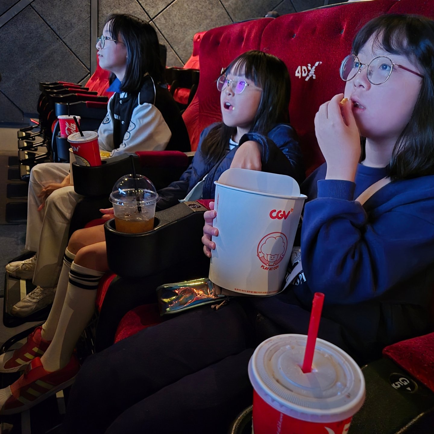명탐정코난 키드에 빠진 공주들
2D로 본 100만달러의 펜타그램을 
4D로도 보고싶다고 결국은 보러가시네♡♡
키드본다고 키드 코스프레 바지랑 셔츠만 살짝 입고 영화보는 키드광. 큰딸램 누가 좀 말려줘ㅜㅜ

#펜타그램4dx  #코난4d후기 #울산삼산cgv #극장나들이 #키드광팬 #세자매맘 #울산맘