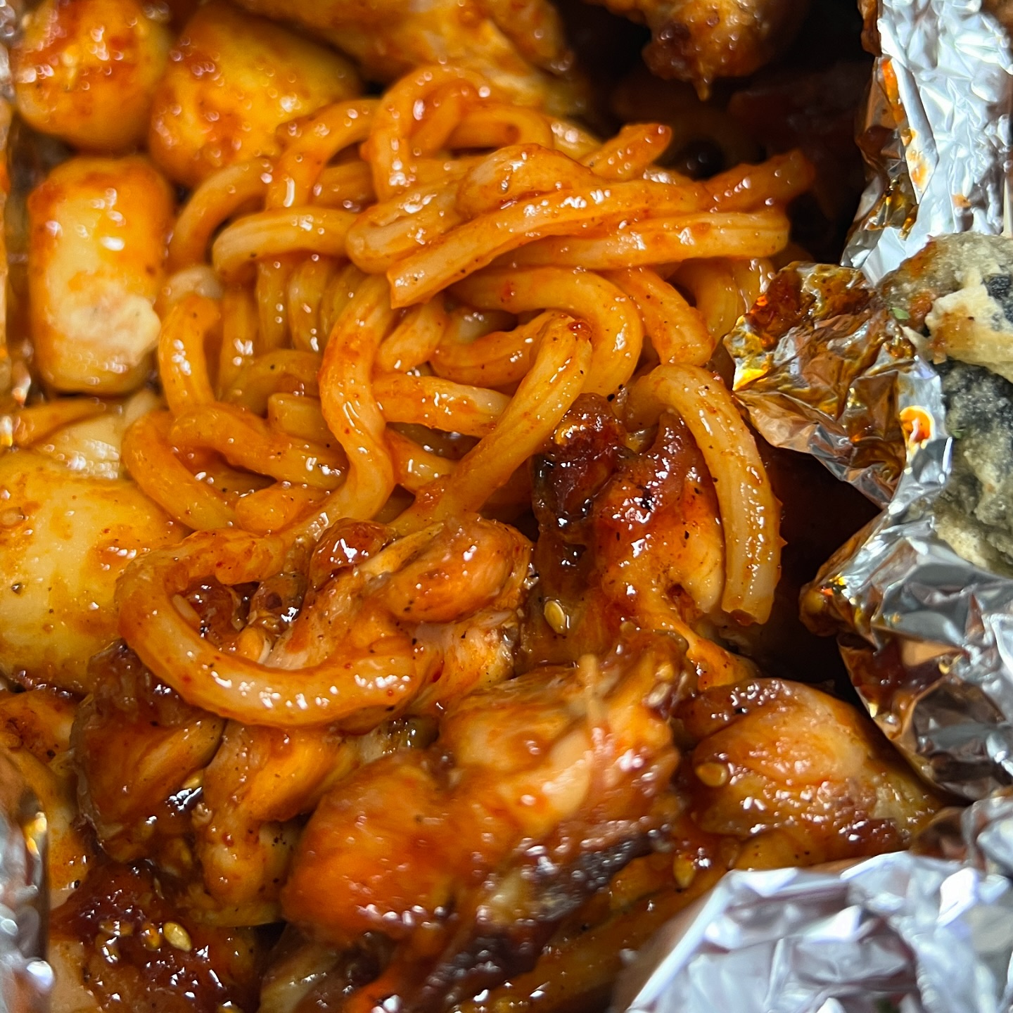#중복 이니깐
#치킨 파티🍗

#꾸브라꼬숯불두마리치킨 
양념구이 약간매운맛 #우동사리 추가 필수🫶🏻

따로 온 우동사리는
양념구이 치킨에 넣어 소스가 촉촉하게 비벼 먹어야한다😋
너무 맛있오😛

다음엔 소금구이도 먹어봐야지😎

바삭한 #후라이드 도 #취저

#먹방 #foodie #chicken #炸鸡 #일상 #기록스타그램