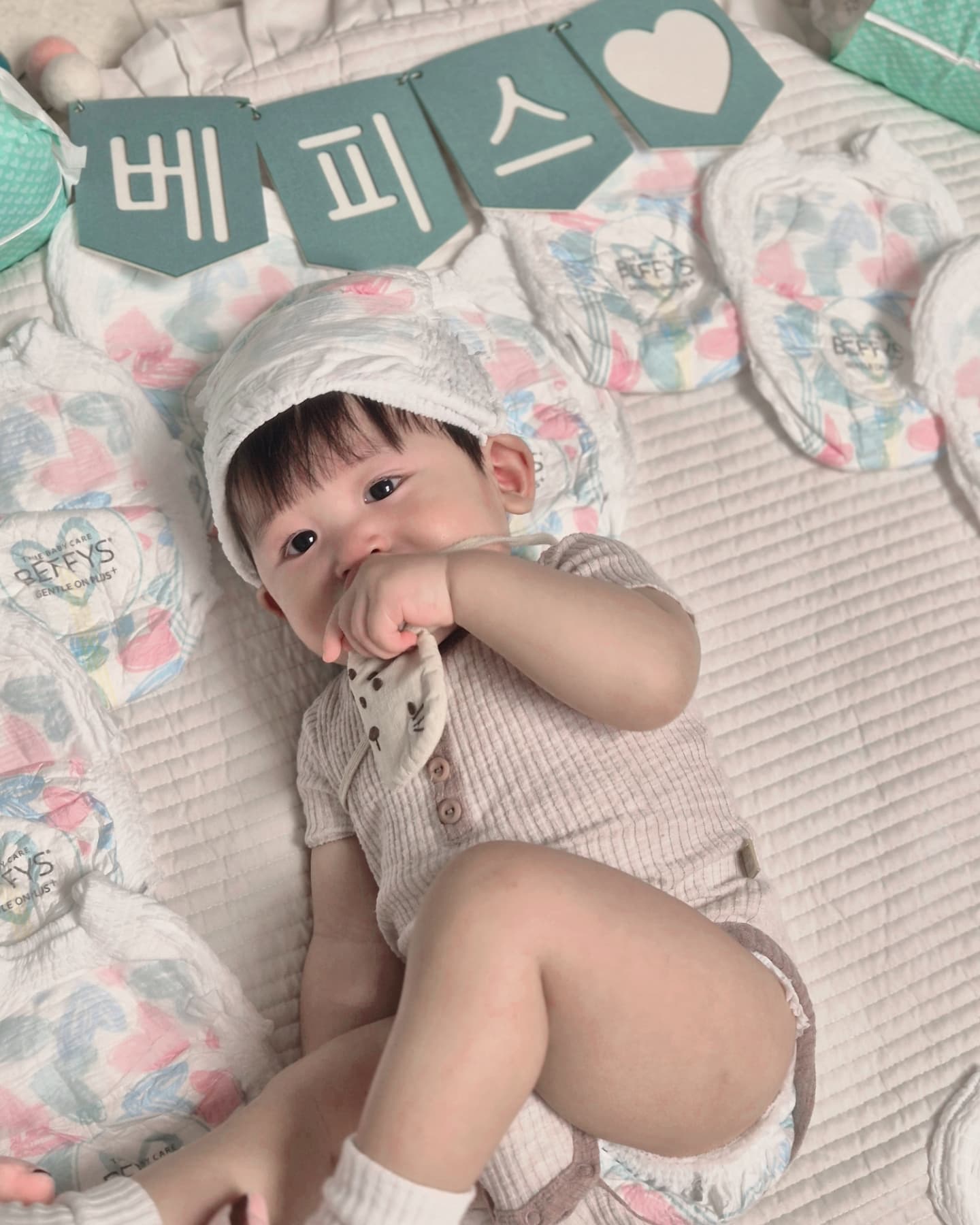 #베피스타8기 #제품협찬

리뉴얼 신상이 제일 좋은거 다들 아시죠? ᡣ𐭩

베피스 젠틀온 기저귀가 젠틀온 플러스가 되어 업그레이드 됐답니다.ᐟ

흡수력 킹왕짱💦
하지만 흡수력 하나만으로 완벽해지지 않는다는 철학으로
흡수력, 그이상의 5가지 플러스 ✨️쾌적지수✨️가 업드레이드 됐는데요.

궁금하면 못참는 또준맘이 베피스 젠틀온 플러스에 200ml 물 한컵을 그냥 부어봤어요. 
이정도까지 기저귀가 빵빵해지기전에 다들 기저귀를 갈겠지만
진짜 흡수력이 더 좋아졌다면 그이상의 검증을 해봐야하니까요.ᐟ

그런데 진짜 물을 붓자마자 바로 흡수돼버리는 엄청난 흡수 속도.ᐟ
✨️ 특허 공정으로 더 강력하진 고속 흡수 채널이 있어 흡수 속도도 더 빨라지고 흡수량도 더 늘었다고 해요.

거기에 3D 엠보패드라 빠르게 흡수되는것을 더 도와줘
우리 재준이 엉덩이는 늘 보송보송 🫧

에어브리드 시스템으로 공기까지 잘 통해
숨쉬는 기저귀처럼 기저귀 안까지 언제나 쾌적함을 유지한답니다ꕊ

독일 더마테스트 인증까지 완료된 믿을 수 있는 젠틀온 플러스로 숨쉬는 상쾌함을 만나보세요.ᐟ

beffys_official_
