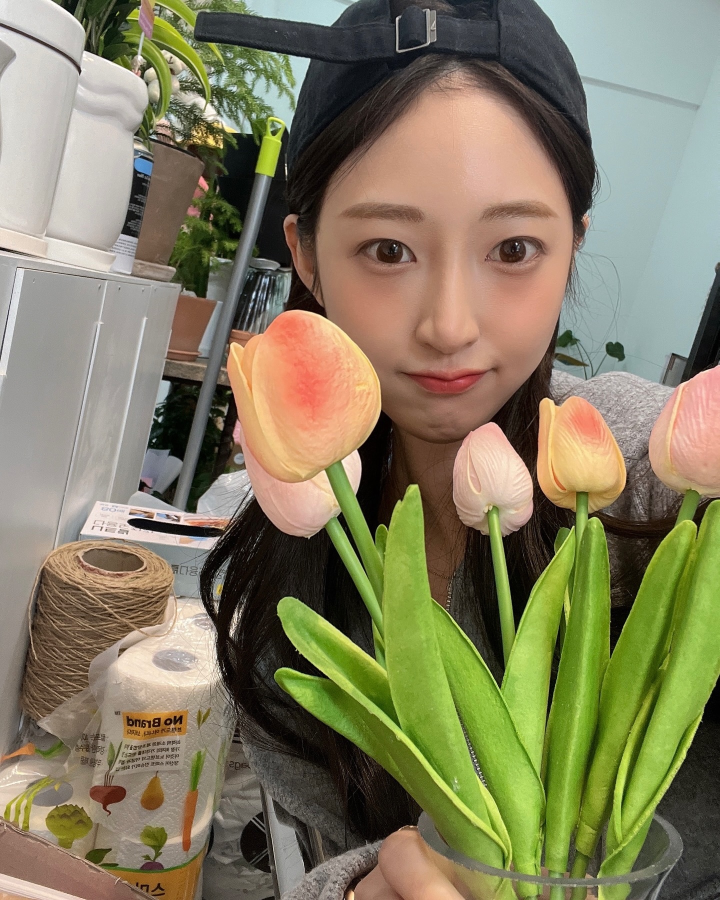 우아 셀카는 진짜 오랜만에 올리는데영 ,, 
튤립이랑 찍어봤어여 🌷
을지로 꽃 집은 ilareflower 입니닷 ?! 🫶🏻