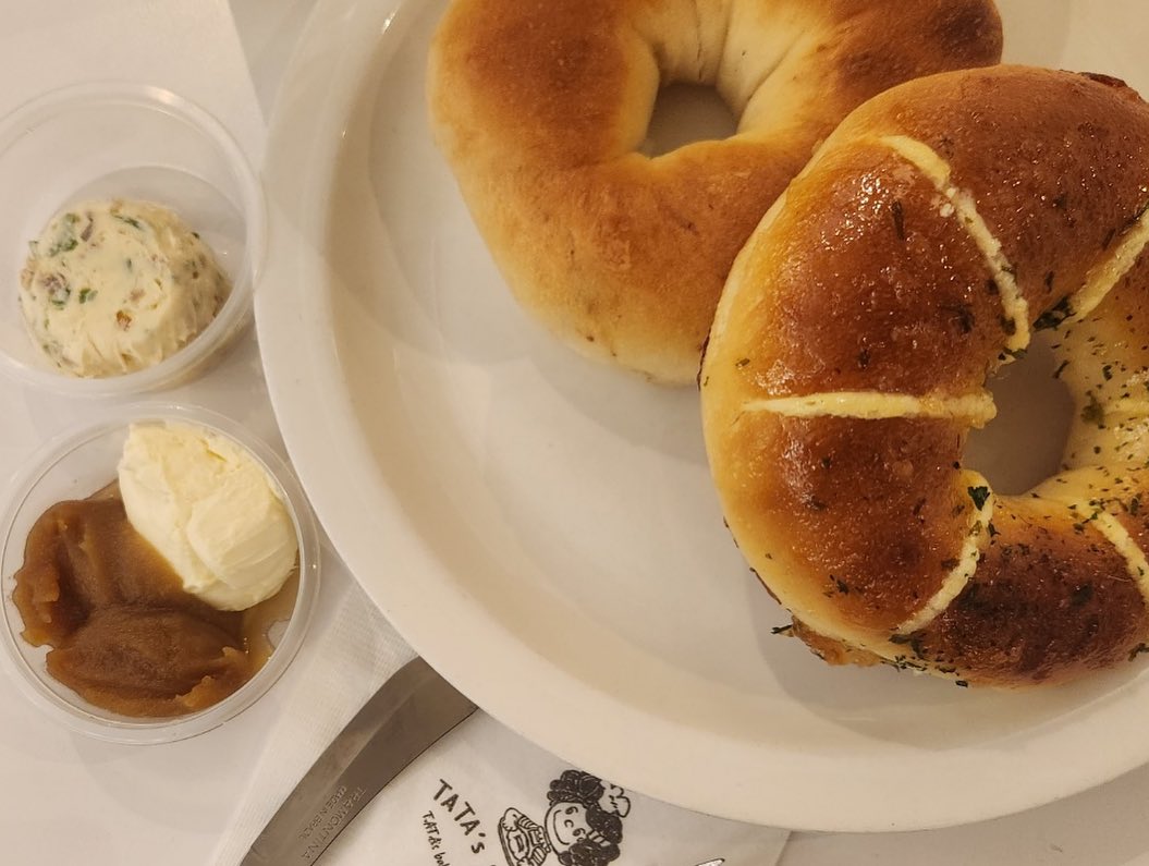 금요일에 다녀온 타타스!
내 최애 타타스는 딥초코🤎
이 날은 다른 맛도 궁금해서
육쪽마늘베이글, 무화과가득베이글 먹어봤다
단백한 베이글에 취향 크림치즈 발라먹는 것이 쩨~ 일 좋음!! ㅎㅎㅎ

크림치즈는 아산배방점에서 추천받았던 청양베이컨이랑 카야쨈을 골랐다 ㅎㅎㅎ 대파크림치즈도 궁금한데 품절😅

🧸타타스 꿀팁
육쪽마늘베이글 + 청양베이컨이랑 먹으니까 샌드위치느낌!
단백한 베이글에 달달구리한 카야쨈
단짠단짠으로 번갈아가면서 먹기 괜춘! ㅎㅎ

주말&공휴일보다는 평일애 가면 원하는 크림치즈 먹을 수 있다😘

🧸베이글 라인업
플래인
글레이즈드베이글
소보루베이글
크랜베리호두베이글
딥초코베이글
블랙베이글
무화과가득베이글
치즈몽땅베이글
소금베이글
육쪽마늘베이글
모카슈크림베이글
크림산도베이글
맘모스베이글

🧸크림치즈 라인업
플레인&크림치즈
대파&크림치즈
선드라이토마토&크림치즈
할라피뇨 어니언 & 크림치즈
바질페스토 & 크림치즈
블루베리쨈 & 크림치즈
딸기쨈 & 크림치즈
무화과쨈 & 크림치즈
애플시나몬&크림치즈
누텔라쨈&크림치즈
카야쨈&크림치즈
땅콩쨈&크림치즈
청양베이컨&크림치즈
황치즈&크림치즈
