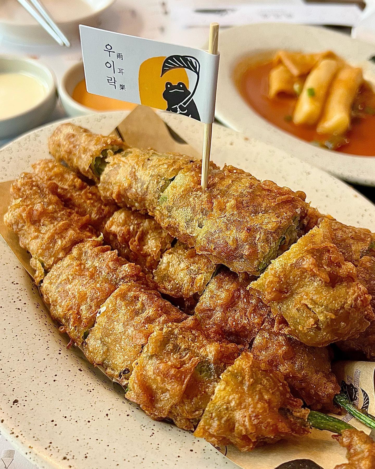 🍽️

오빠랑 서울 나들이😆
먹고 싶은게 많아서 다 찜해놨는데
병원 갔다가 오니까 브레이크타임 다 걸려서
하나도 못먹고 아쉬운대로 망원시장
유명한 우이락 고추튀김 먹었는데
칼국수 먹고 가서 그런지 엄청 맛있다는 느낌은 못받았지만
뜨거울때 바로 먹으니 맛도리였다!
먹물치즈튀김이 더 취저였음😘🔥

#데이트 #서울데이트