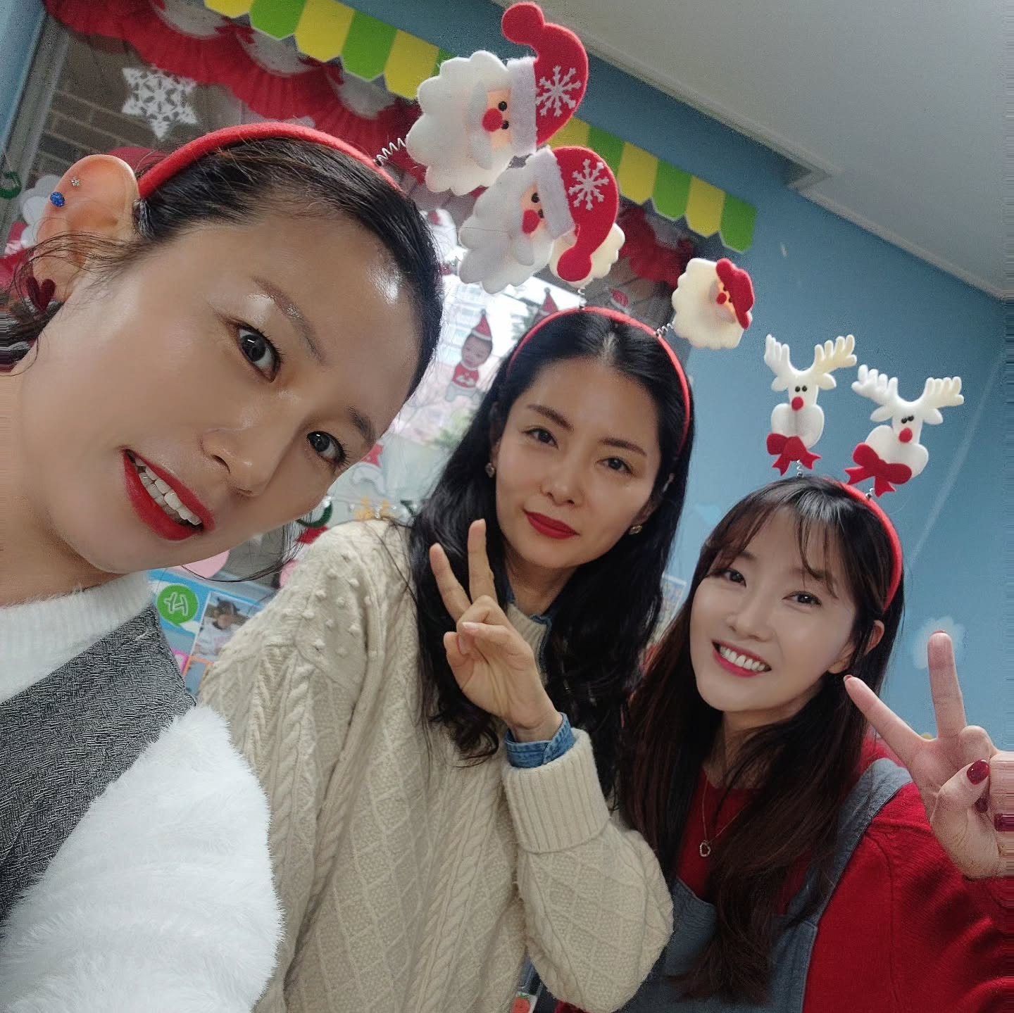#크리스마스행사 🎈🎄 

학부모참여수업 준비는 완료
드레스코드는 레드&화이트
머리띠 착용으로 완벽셋팅
오늘 잘 해보자고🎀
.
.
.
#미모자랑 #빛이나는 #어린이집선생님
#학부모참여수업 #연말행사 #어린이집크리스마스행사