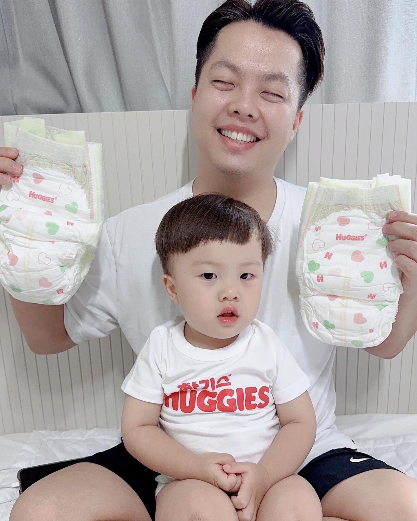 #하기스제공 #제품협찬 

솔직히 아가 기저귀 해본사람 손...!😳

우리아이들이 쓰는 기저귀가 얼마나 편할지
혹은 정말 축축하지 않은지 부드러운게 맞는지
궁금하셨던분 있나요?

궁금해서 제가 해봤습니다･̑◡･̑

2024 엄빠기저귀는 네이쳐메이드의 장점을 가득 담은
체험용 어른 기저귀입니다

착용후 생각보다 부드러움에 놀라고,
신축성에 놀라고 (전혀 낀다는 느낌이없더라구요)
매직테이프로 조절하는것도 정말 신의 한 수!
흡수력에 놀랐습니다😳

18년도 큰애부터 입혔던 하기스는 여전히
안심하고 입힐수 있도록 많은 발전을 한 것 같아
다시한번 감탄하였습니다

피부에 순한 자연유래성분의 네이쳐메이드💚
100프로 프리미엄 순면의 네이쳐메이드퓨어코튼🤍
강력한 흡수력과 쾌적함을 선사하는 맥스드라이💜

여러분은 어떤 하기스와 함께하고 계신가요?☺️

#하기스 #2024엄빠기저귀 #리얼엄빠기저귀체험 #하기스해피투게더 #하기스팬티기저귀  #네이쳐메이드 #네이쳐메이드퓨어코튼 #맥스드라이 #팬티기저귀추천 #기저귀추천