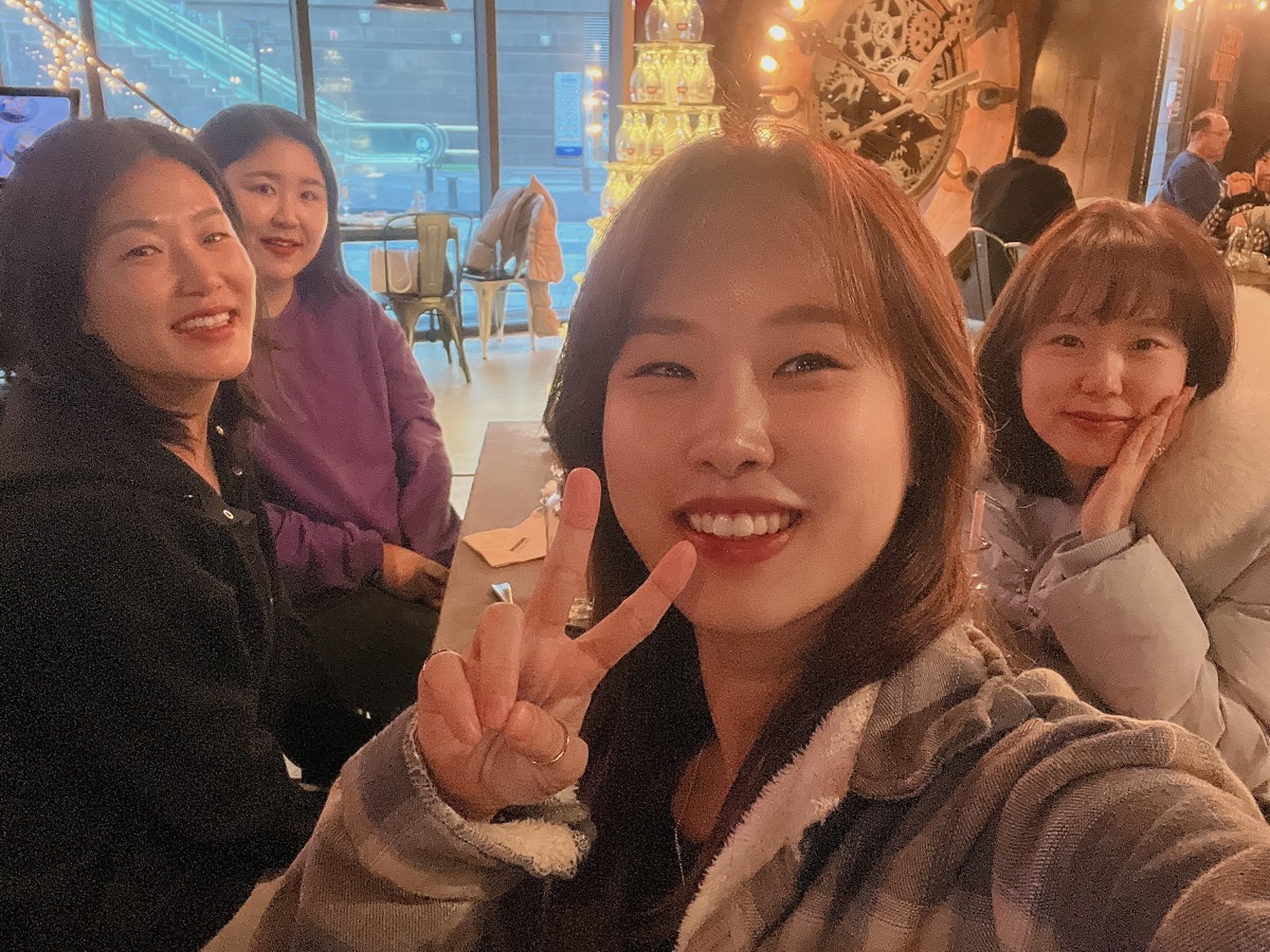 #자유부인 

정말 오랫만에 만난 사람들 
주차 옮겨가면서 버티기 ㅋㅋㅋ 

정말 끊이지 않았던 수다수다 ㅋㅋ 

즐거웠습니다 💕

근데 왜 다들 뒤로 피하는거야? ㅋ

hyemi_jacka