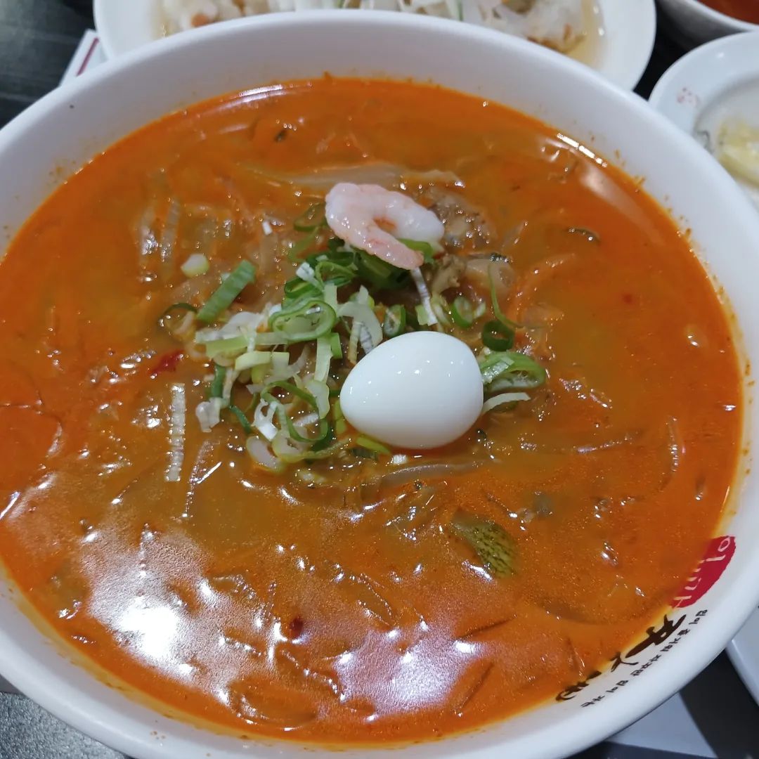 #이비가짬뽕 #이비가짬뽕전주혁신점 #전북 전주시 덕진구 안전로 106 2층

매운 국물을 먹고 싶었는데 컵라면을 먹으려고 했는데 동기가 짜장면 먹자고 해서 저도 짜장면 먹으려다가 국물 있는 짬뽕을 먹었습니다😋

찰진 밥도 무한으로 먹을 수 있고 N년만에 먹으니까 국물이 끝내줬습니다🤤
