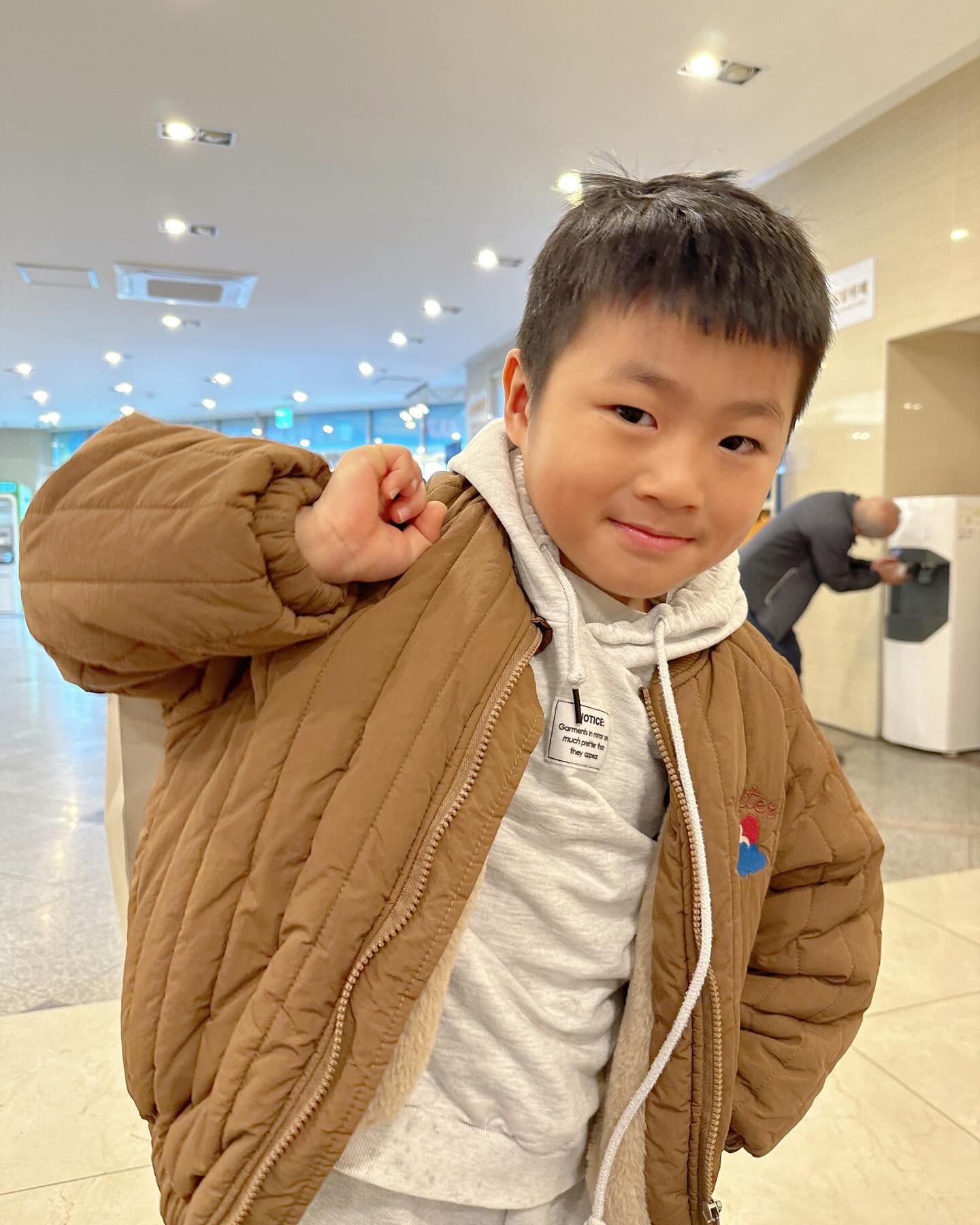 .
곧 1학년

웅진 선생님: 
준상아, 아빠의 아빠를 뭐라고 하지요? 
(정답: 할아버지)

준상: 아버지요... 😂

웅진 선생님:
그럼, 엄마의 엄마는 뭐라고 부르죠?
(정답: 외할머니)

준상: 어머니요

나 울어🤣🤣🤣
ㅋㅋㅋㅋㅋㅋㅋㅋㅋ

우리 아들 학교 가면 잘 할 수 있겠지?
😅
.
.
#곧1학년#2024년입학