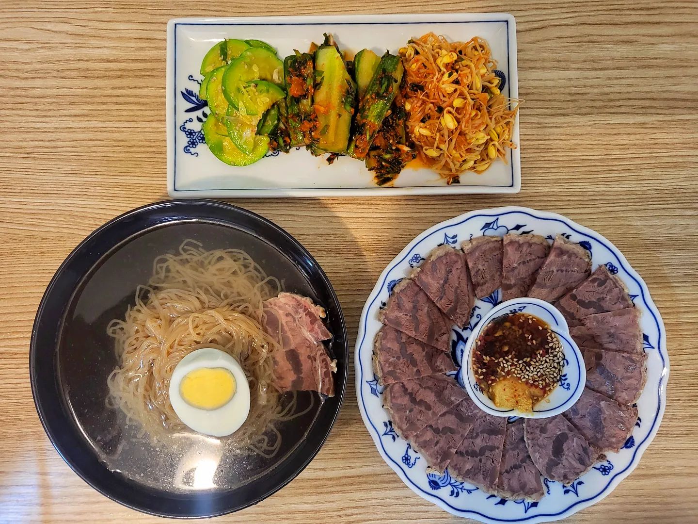 평냉에 푹 빠져서 새벽에도 아침에도 수시로 땡겨하니 😂 다정하신 울 오빠님이  바로 유튜브로 평냉만들기를 터득하심ㅋㅋ 
아롱사태랑 이것저것 넣어 몇시간 정성으로 끓여 준 오빠표 수제평양냉면🥣+아롱사태수육

와 진짜 평냉까지 성공할 줄은 몰랐다..오빠최고ㅠㅠ🩷 육향가득 깔끔 슴슴한 내가 중독걸린 그 육수 바로 그 맛!! 냉동실에도 보관 해놨으니 이제 먹고 플때마다 꺼내먹을 수 있다.🥰

마트에서 산 메밀면은 완전 별루여서 제대로 된 면만 찾아 사면 완벽할 듯💕

오빠 고마워🩷🫰🫰

#수제평양냉면 
#평냉맛집 #그곳은우리집❤️