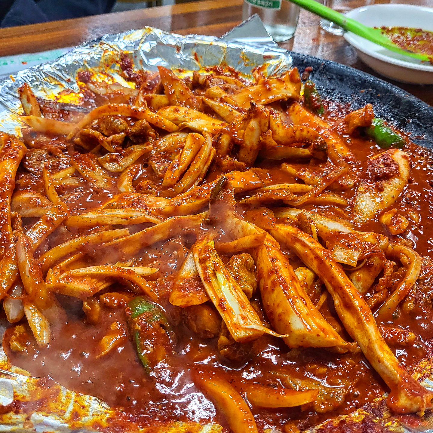 #🍽111

술 한잔 하러 갔다가도 볶음밥은 절대 못참는 #물방아야식

남녀노소 구분없이 모두가 좋아하는 야식집을 3n년만에 처음 알게되어 가보았는데요!! 저빼고 다 알더라구요....?! 제천 토박이인 저는 왜때문에 이제서야 알게된건지😅

노포감성 낭낭한 분위기에 야식 메뉴가 여러가지 있어서 좋더라구요!! 내장전골도 너무 땡겼지만 오삼불고기가 찐으로 맛있다고 하여 이번에는 오삼불고기를 먹어보았습니다☝🏻

한입 먹어보니 왜 오삼불고기 맛집인지 알겠는 맛.... 소주를 안시킬 수 없는 맛.... 맛있게 매콤하면서 적당히 자극적이어서 너무 맛있더라구요🤤 먹다보니 이건 무조건 볶음밥 먹어줘야겠다... 싶은 맛이었어요😋

버섯에 불고기와 오징어 올려서 삼합으로 먹어주니 이건 말해뭐해... 먹는 식감도 아주 끝내주더라구요!! 나란 사람... 이걸 왜 이제서야 먹은건지... 진작 알았음 벌써 단골이 됐을텐데...😂

들어갔을때도 이미 만석이었는데 먹고 나올때까지 손님이 끊기지 않고 들어오더라구요!! 오랜 단골처럼 보이시는 아저씨들도 계셨지만 젊은층의 손님도 많아서 여기 나만 몰랐던 유명한 곳이었구나 싶었습니다🤣

저처럼 물방아야식 아직 모르시는 분들!! 한번도 안가보신분들!! 강추합니다🔥 꼭 한번 다녀와보세요🤩

🎈물방아야식
🎈충북 제천시 명륜로 16길 2
🔉 17:00 영업시작 / 가끔 일요일 휴무