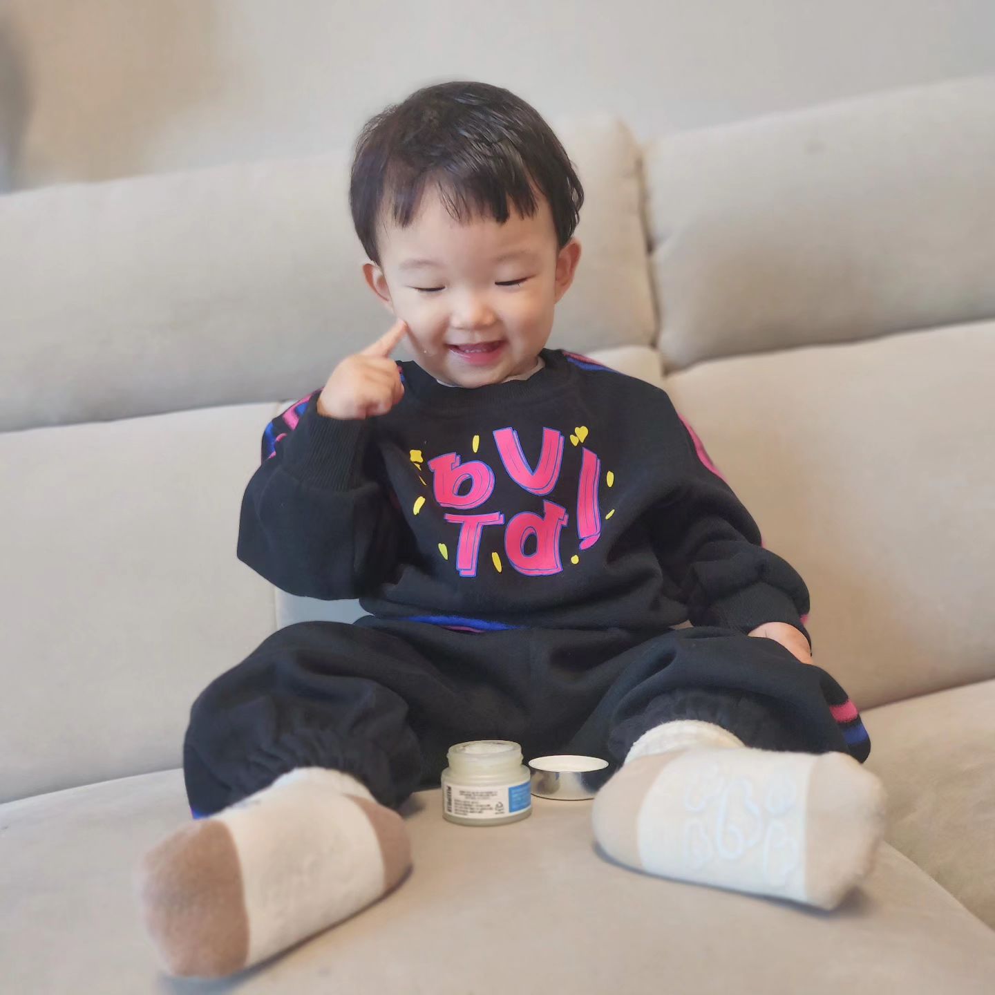 #협찬 #베베마망 
수호밤 퓨어 

태오가 요즘 정말 자주 
사용 하고 있는 
수호밤 퓨어 랍니다 🧡

외출시에는 퓨어밤 스틱을 
자주 사용 하고
집에서는 퓨어를 사용 하고 있어요 

아주 잘 사용 있어여 : ) 
코가 불편해보이거나 
숨쉬는게 불편해 보이면 
살짝 발라주면 훨씬 편안해 
하더라구요 .ᐟ.ᐟ.ᐟ.ᐟ.ᐟ.ᐟ 

#수호밤퓨어 #베베마망수호밤퓨어 #
bebe__maman