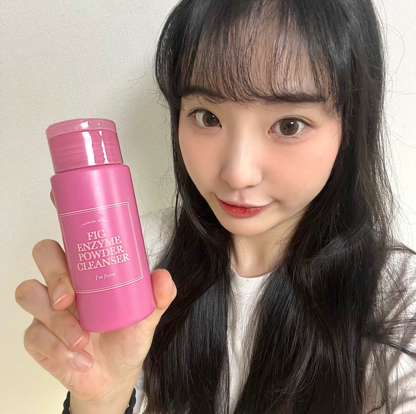 #제품협찬 피그 엔자임 파우더 클렌저💓.
.
피그 엔자임 파우더 클렌저는❗️ 
단백질 및 지방분해에 효과적인 3가지 효소(무화과,파파야,누룩효소)가 함유되어있어서 여름철 묵은 각질,피지,화이트헤드 고민을 한 번에 해결 할 수 있어요😆
.
식물성 글리세린,히알루론산,무화과수를 함유해 세안 후에도 피부가 당기지 않고 촉촉하게 보습 강화도 할 수 있답니다👍
생각보다 거품도 아주 잘난답니다!🫧
.
가까운 올리브영에서 구매가능 하다고하니 올 여름 같이 깐달걀 피부로 만들어요‼️
.
.
#아임프롬 #피그엔자임파우더클렌저 #무화과효소파우더 #올리브영추천 #올리브영클렌저 #효소파우더 #효소클렌저 #파우더클렌저 #클렌저 #클렌저추천 #클렌징#각질케어 #저자극클렌저 #무화과효소