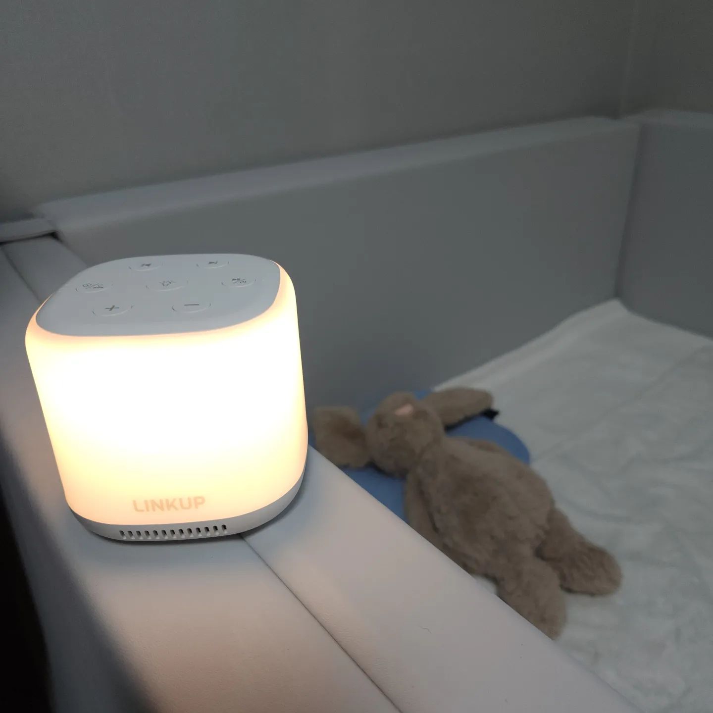 #협찬 

어린 아기 키우면서 없어서는 안될 백색소음
링크업 백색소음기로 수면등 기능까지 하나로 사용할수 있어 만족하는 육아템중 하나에요 

깔끔하고 심플한 디자인에 무선으로 사용할 수 있어서 어느곳에 놓아도 편하고 잘 어울리네요 
볼륨은 물론 무드등 밝기조절이 가능해서 자는 아이 깨우지 않고 은은하게 켤 수 있고 귀가 아프지 않은 백색 소음 종류가 다양해서 아기에게 잘 맞는 소리로 틀어주니 생활소음이 들려도 편안하게 꿀잠 자네요 

타이머 기능도 있어 더욱 편하게 사용 가능해요 

#백색소음기 #아기백색소음기 #신생아백색소음기 #수면교육 #수면의식 #linkup