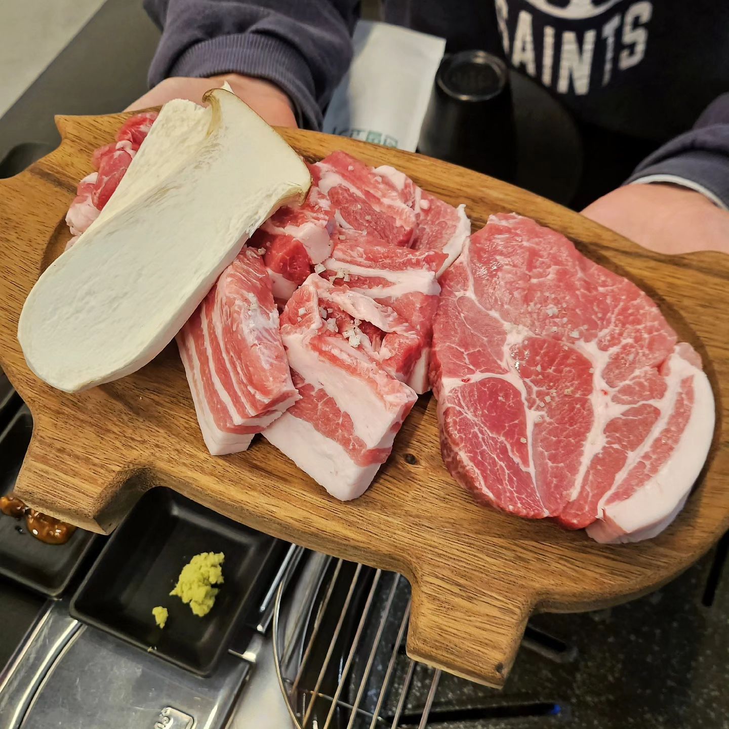🍚•.¸¸ 쥬아의 먹방기록ෆ
❛ 삼겹살 먹으러 가서 돈까스를 맛봤다? ❜
⠀
여러분!!! 돼지고기 드시러 가서 돈까스 맛
느껴 보신적 있으신가요!?🤔🤔
⠀
네, 전 있습니다!!!ㅋㅋㅋㅋ
그곳은 바로 #선별고기서울직영점 입니다. '◡'
⠀
🏡 제천에 직영 농장이 있어서 고기는
정말 믿고 먹을 수 있죠.
⠀
그야말로 선별된 원육의 돼지고기 전문점!!!
⠀
그래서 그런가, 제가 목살을 별로 안좋아하는데
목살이 어찌나 부드럽던지... 최고!!!👍🏻👍🏻
⠀
서비스로 뚝배기 김치찌개도 주시는데
메인이라 생각할만큼 고기도 많이
넣어주시는게 여기... 인심도 너무 좋다..❤️
⠀
마요네즈 소스와 간이 된 빵가루가 나오는데
함께 먹으면 이게 바로 돈까스다 이거예요! 'ڡ'४
⠀
⠀
살면서 빵가루를 주는 고깃집은 첨 보는데
이게 또 최고의 맛을 낼지 누가 알았겠습니까!
⠀
@ 은평구 주민들!!! 선별된 선별고기 무조건 추천!!!
⠀
⠀
⠀
🐷 선별모둠한판 ￦ 49,000원
(생삼겹250g, 생목살250g, 특수부위100g)
⠀
⠀
⠀
⠀
· · ─────── · #쥬아픽_협찬 · ─────── · ·
⠀
🔎 주소 : 서울 은평구 서오릉로 165 1층
☎️ 전화번호 : 0507-1392-9720
🕰 영업시간 :
　　　└ 월요일 ~ 금요일 : 11시30분 ~ 22시
　　　└ 토요일 ~ 일요일 : 11시 ~ 22시
　　　└ 𝐋𝐚𝐬𝐭 𝐎𝐫𝐝𝐞𝐫 : 21시
🖥 인스타 ID : X
⠀
· · ────────── ·🍚·────────── · ·
⠀
⠀
#구산역돼지고기 #구산역삼겹살맛집 #구산역돼지고기맛집
#구산역맛집 #은평구맛집 #은평구맛집추천 #은평구고기집