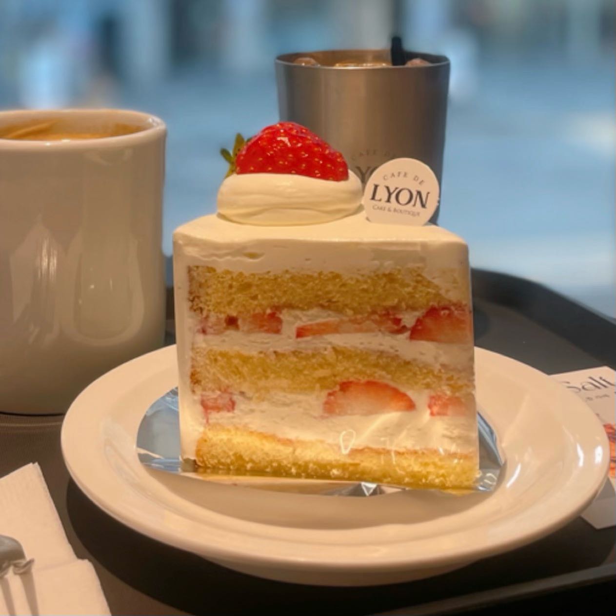 #체험단 cafedelyon_official 
카페드리옹 두 번째 체험단이지만, 오늘도 역시 너무나 맛있게 먹었지유*~* 율이가 먹고싶어한 딸기케이크로 당충전하고 아이스라떼로 카페인수혈_!!!!!!!! 율예 데리고 카페가기 진짜 난이도 상이지만, 오랜만에 카페드리옹 덕분에 예쁜 음식 먹으니 잠시나마 힐링했네요 :-)