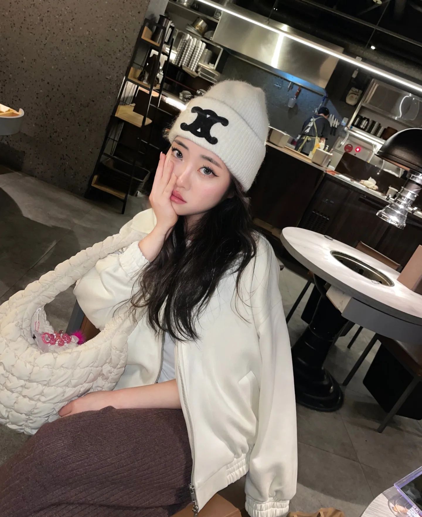 꾸안꾸룩 맛집..🥰😍 1도 안꾸몄는데 옷이랑 안경때무네 이쁘단 소리 들었다링...😍

#광고#협찬#데일리#안경추천#daily#y2k#ootd