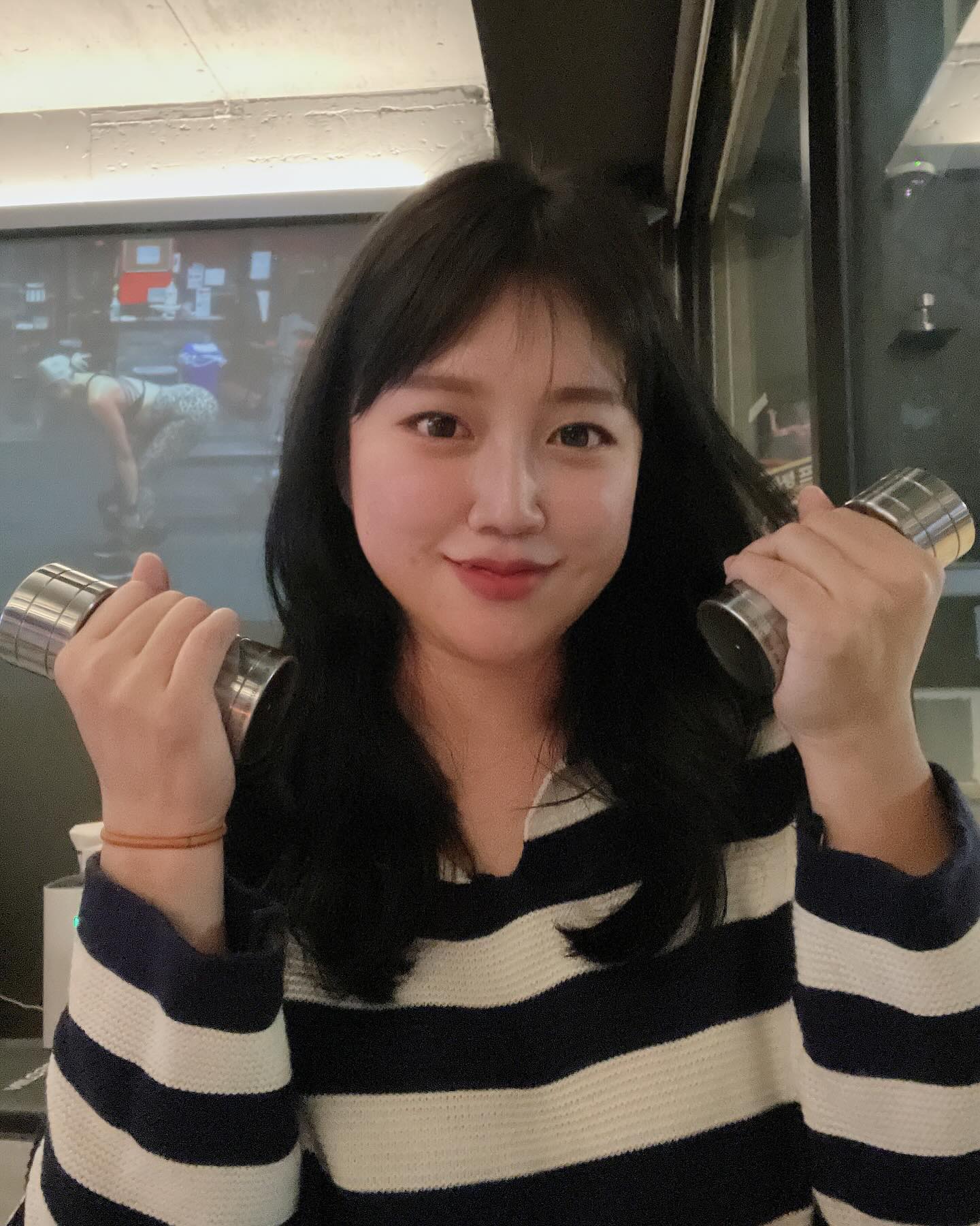 👂🏻📣 #아령 들고 술마시는 지독한 GYM 컨셉 맛집 

종로 한 골목으로 들어가면 분위기 힙하고 유니크한 술집이 있다✨ 들어가면 온갖 운동기구들이 즐비하고 있어서 분위기에 압도되어버림👀 

그리고 소주잔이 아령모양임🏋🏻‍♀️ 설마 무겁겠어 했는뎈ㅋㅋㅋㅋ 무거워요😆 술마시면서도 근손실 방지🚫

시그니처 메뉴인 닭윙봉을 매콤한 양념에 졸인 닭알통조림과 아령버거&감튀 주문❤️ 닭알통조림은 매콤해서 씁씁하면서도 자꾸 먹게되는 중독성갑안주🐔🍗 살발라서 식빵위에 얹어먹으면 더욱 꿀맛탱🥰

패티 두개,체다치즈 들어간 버거는 말해무ㅓ해 패티 2장인데 맛이 없을수가 없지🙏🏻 

매장안에 큰 스크린도 있어서 축구,야구경기 보기에도 좋고, sns용 사진찍기에도 좋은 힙한 술집으로 강추⭐️

📍 서울 종로구 율곡로8길 57-4 1층

#종로맛집 #종로술집 #종로3가맛집 #종로3가술집 #서순라길맛집 #서순라길술집 #힙한술집 #종로가볼만한곳 #종로데이트 #먹방 #먹스타그램 #맛스타그램 #foodporn #먹팔 #먹팔맞팔 #좋아요 #좋아요반사