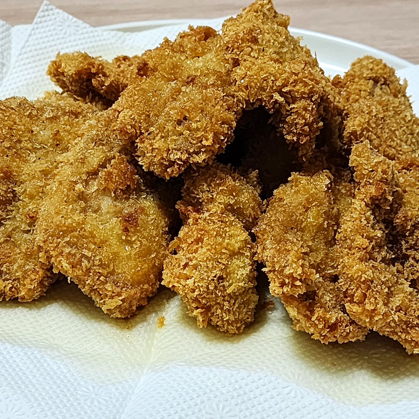 ❤️내가 만든 '후라이드 포크'🐷
(레시피도 있어요!!😍)

주말에 튀김 만들어 먹고 싶어서 여러가지 많이 만들어봤습니다 ㅎㅎ
오늘 올리는 것은 후라이드 포크!!🩷 우유튀김 만들려고 하다가 실패해서  삼겹살을 튀겨봤습니다!!😍 마땅한 이름이 떠오르지 않아서 후라이드 포크라고 지어봤습니다~❤️

맛은 진짜 바삭하고 고소하면서 너무 맛있었습니다 ㅎㅎ 느끼하지도 않고 케요네즈, 쌈장이랑 너무 잘 어울리더라구요~~올리브유로 튀겨서 황금 올리브 맛도 나고 식어도 바삭함이 유지 되는데 식감과 맛 다 너무 맛있었습니다!! 돼지 잡내도 안나고 꼭 한 번 만들어 먹어보시길 '강추' 합니다!!

👉후라이드 포크 레시피

✅️ 해동된 삼겹살을 한 입 크기로 잘라줍니다.

✅️ 키친타올로 물기를 닦아줍니다.

✅️삼겹살에 후추 넣고 주물러 줍니다.

✅️위색팩에  튀김가루 넣고 쉐이킷~!!

✅️계란물 -> 빵가루에 살짝 누르면서 튀겨줍니다!!

✅️어느정도 노릇노릇하게 익으면 맛있게 냠냠🤤