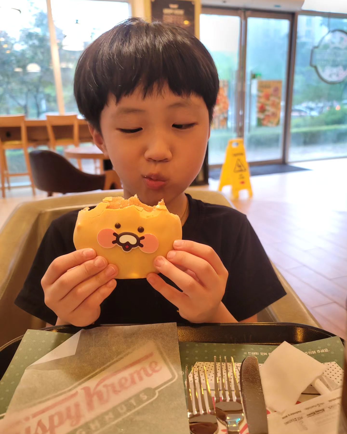 #7월3일
아침에 눈을 뜨는데 몸이 천근만근~
일어나기 힘들었다아~~
아직도 눈꺼풀이 무거웡ㅠㅠ
기분도 바닥이야ㅠㅠ

내새끼 잠시보며 힘을 내어본다!!

#으샤으샤 #수요일아침 #나는엄마니까 #긍정파워 #워킹맘 #골머리터지는요즘 #쉬고싶어 #죽으라는법은없지 #분명길이있지