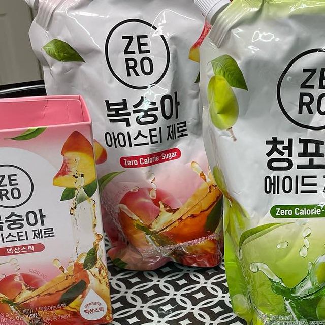 예은이 on Instagram: "#협찬#맥널티

오늘 리뷰를 제품은 맥널티에서 나온 대용량 복숭아,청포도 아이스티 입니다

전에는 간편하게 나온 스틱형을 소개했는데요 이번엔 대용량으로 내가 원하는 당도로 조절하며 먹을 수 있는 제품입니다.
스틱형은 밖에서 휴대하며 먹을 수 았는 장점은 있지만 쟁여먹고 손님이 오신다면 타드리기 좋은 제품은 대용량인거 같은데요

복숭아맛은 카페에서 먹는 맛 그대로인 호불호없는 맛이라면 청포도는 새콤달콤한 과즙이 팡팡 터지는 맛이였습니다🍑🍇

칼로리가 제로여서 부담없이 즐기기 좋은 음료며 특유의
제로슈가 맛이 안나고 그냥 오리지널 에이드맛이 나서 너무 좋았습니다!

제품구매링크:bit.ly/zero-1L

#복숭아아이스티#청포도에이드#1리터음료#대용량음료#홈카페#사무실음료#제로칼로리#파우치음료#다이어트음료"
