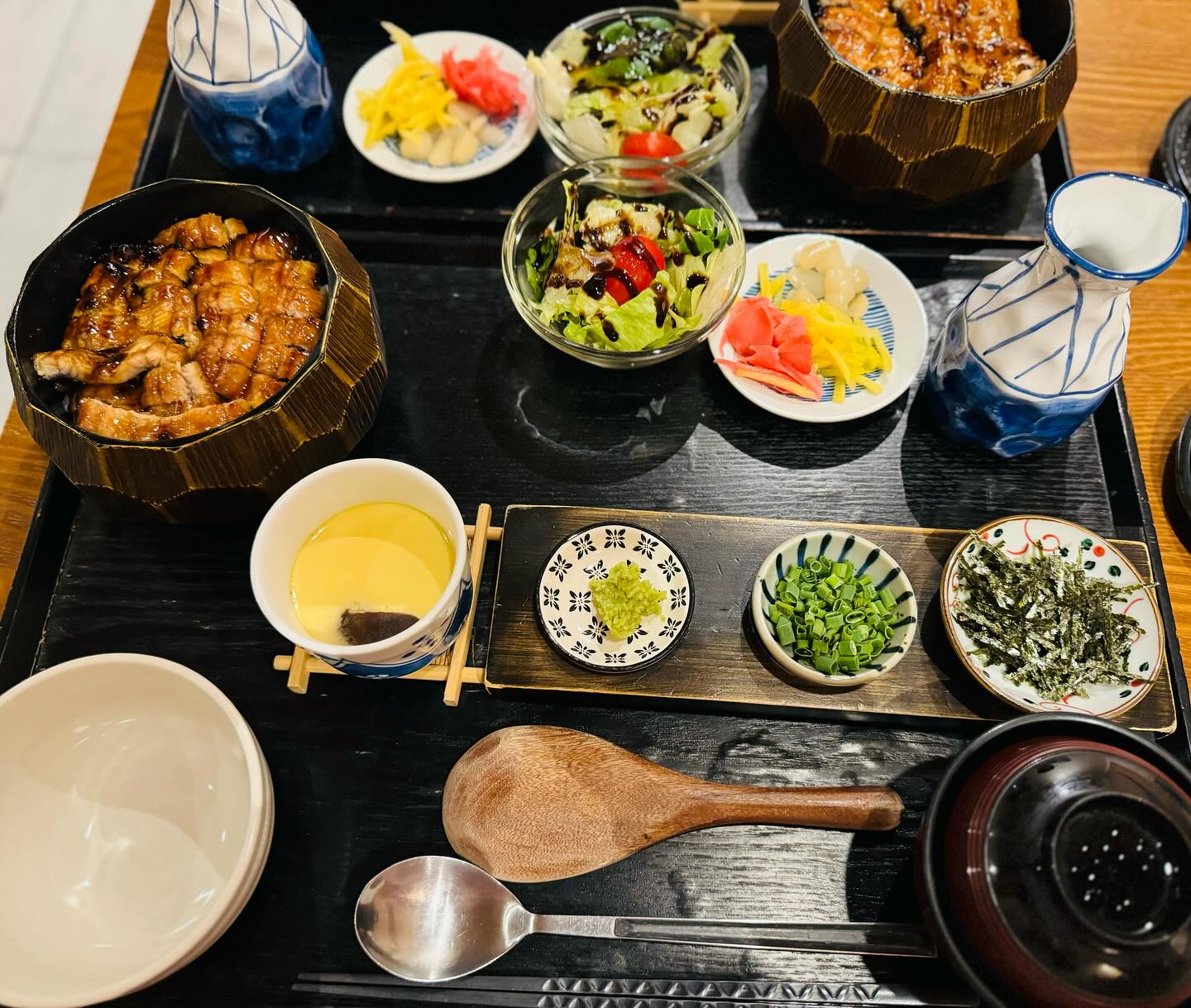 대구에서 가장 맛있는 일본식 장어덮밥 (히츠마부시) 발견!
정갈한 식사와 깔끔한 덮밥으로 든든한 채우기를 원한다면..!
범어동 #오히츠

장어덮밥 종류 다양한데, 일본식 장어덮밥인 히츠마부시로 1마리씩 주문. (반마리, 1.5마리도 가능한데, 보통 1인분 정량은 1마리로 추천.)
덮밥을 네등분으로 나눠서 처음엔 그냥 밥이랑만 먹어보고, 그다음엔 와사비, 쪽파, 김과 비벼서 먹어보고 그리고 오챠즈케로 먹어보기!
개취로는 오챠즈케로 먹는게 젤 맛있었음. 그래서 야무지게 냠냠.
먹고나면 후식으로 샤베트와 초콜렛도 주심. (커피도 가능)

* 미리 예약하고 가면 기다리지 않아도 됨.
* 깔끔한 한상으로 나와서 대접하는 자리에 방문해도 좋을 듯. 
* 다양한 주류도 판매하고 있음