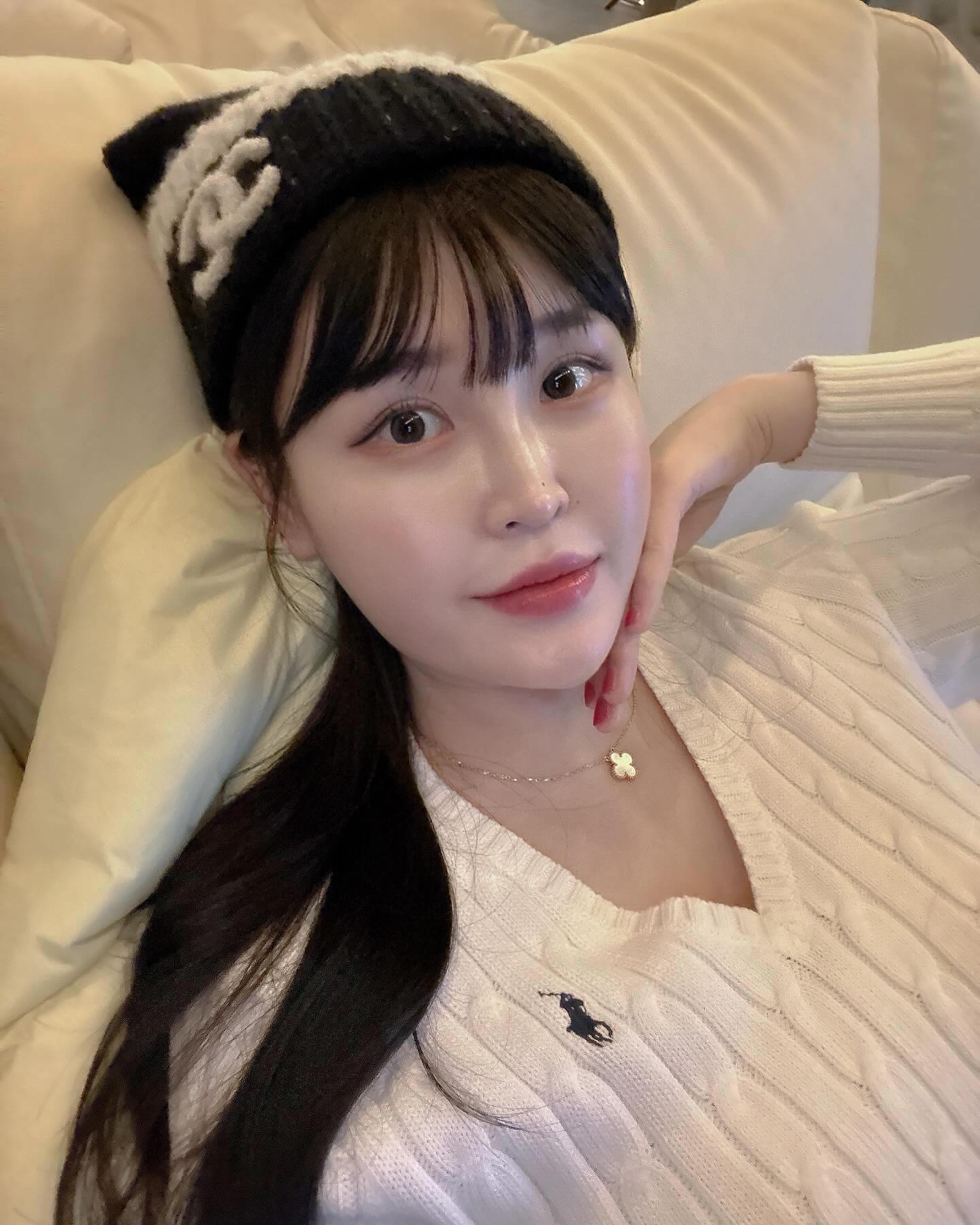 우리 오빠 속태운 샤넬 비니 첫 개시ㅋㅋ🩷
제일 태동 활발 할 때 인 26주 하이쓰👶🏻
정성 잔뜩 들어간 고등어 소바🐟
이 정도면 귤따러 제주 왔다고 해도 🍊
오늘 고등어 DAY ~ 
온수풀에서 수영대신 족욕하고 먹는 피자 꿀🍕
.
.
.
#제주여행 #샤넬 #비니 #새해 #제주도맛집투어 #어린왕자감귤밭 #부부스타그램 #예비엄빠 #임산부 #jeju #셀피