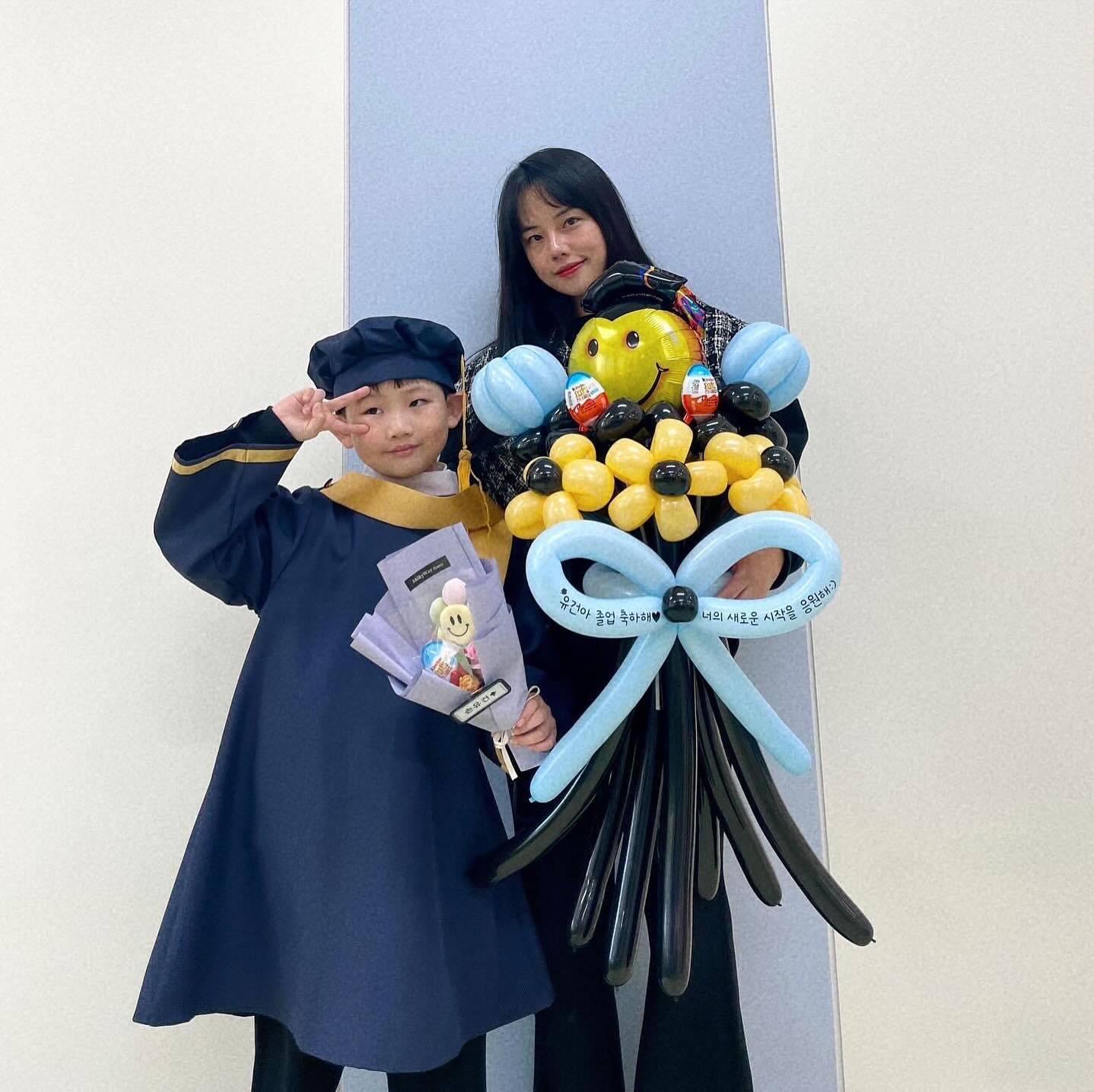 졸업 축하해 아들👦🏻❤🎓️
✨새로운 시작을 응원할게🫶🏻

⠀⠀⠀⠀⠀⠀⠀⠀⠀⠀⠀⠀⠀⠀⠀⠀⠀
⠀⠀⠀⠀⠀⠀⠀⠀⠀⠀⠀⠀⠀⠀⠀⠀⠀
#유건일상 #유건영상 #엄마유건
#20240206 #유치원졸업식
#🎓 #셀프풍선꽃다발