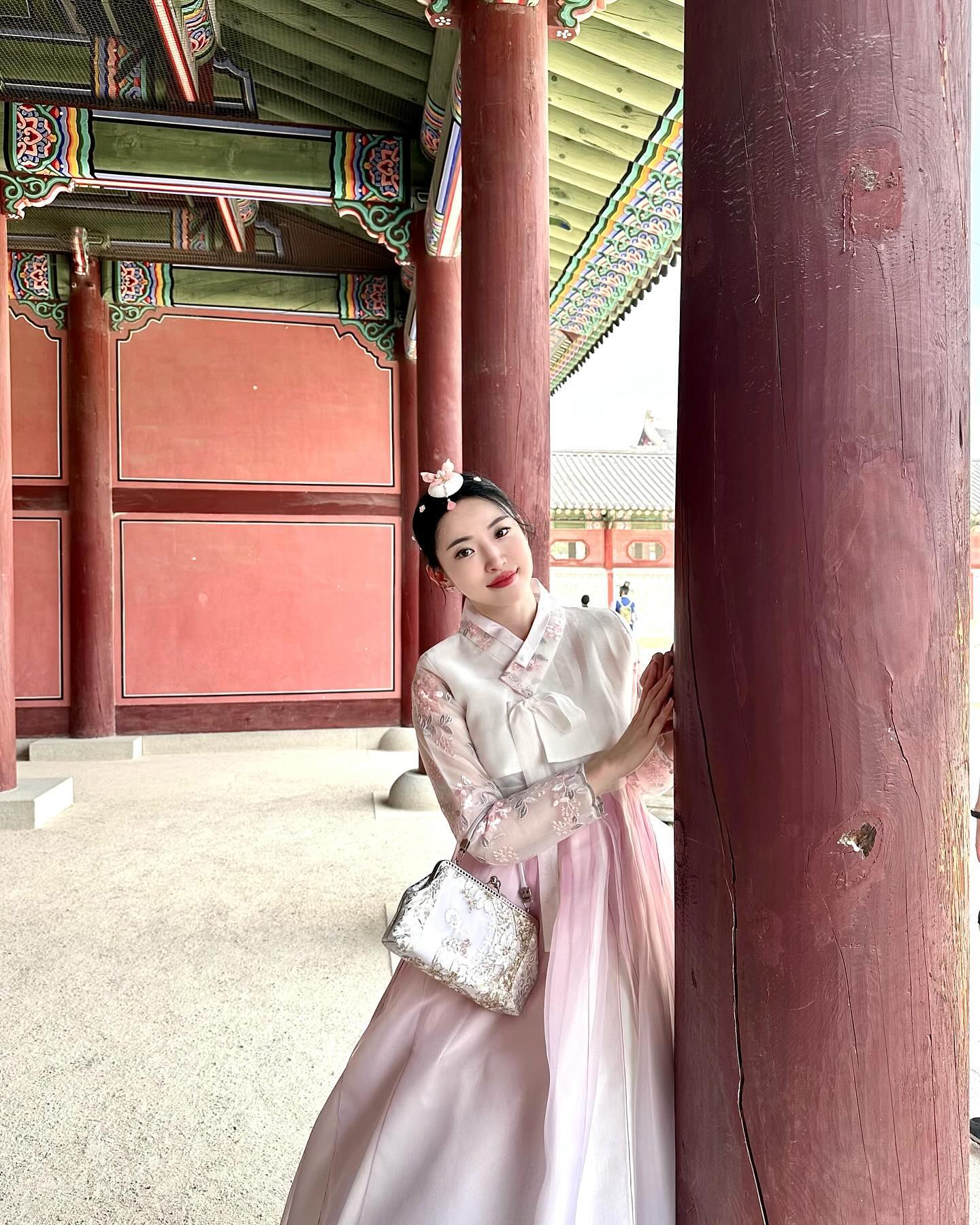 한복으로 경복궁 뿌시기👊🏻

우리나라 전통의상 넘 이쁘죠? 뜨거운 날씨를 
잊게 만드는 한복의 아름다움🥰 

한복의상이면 입장료 없이 프리패스…!