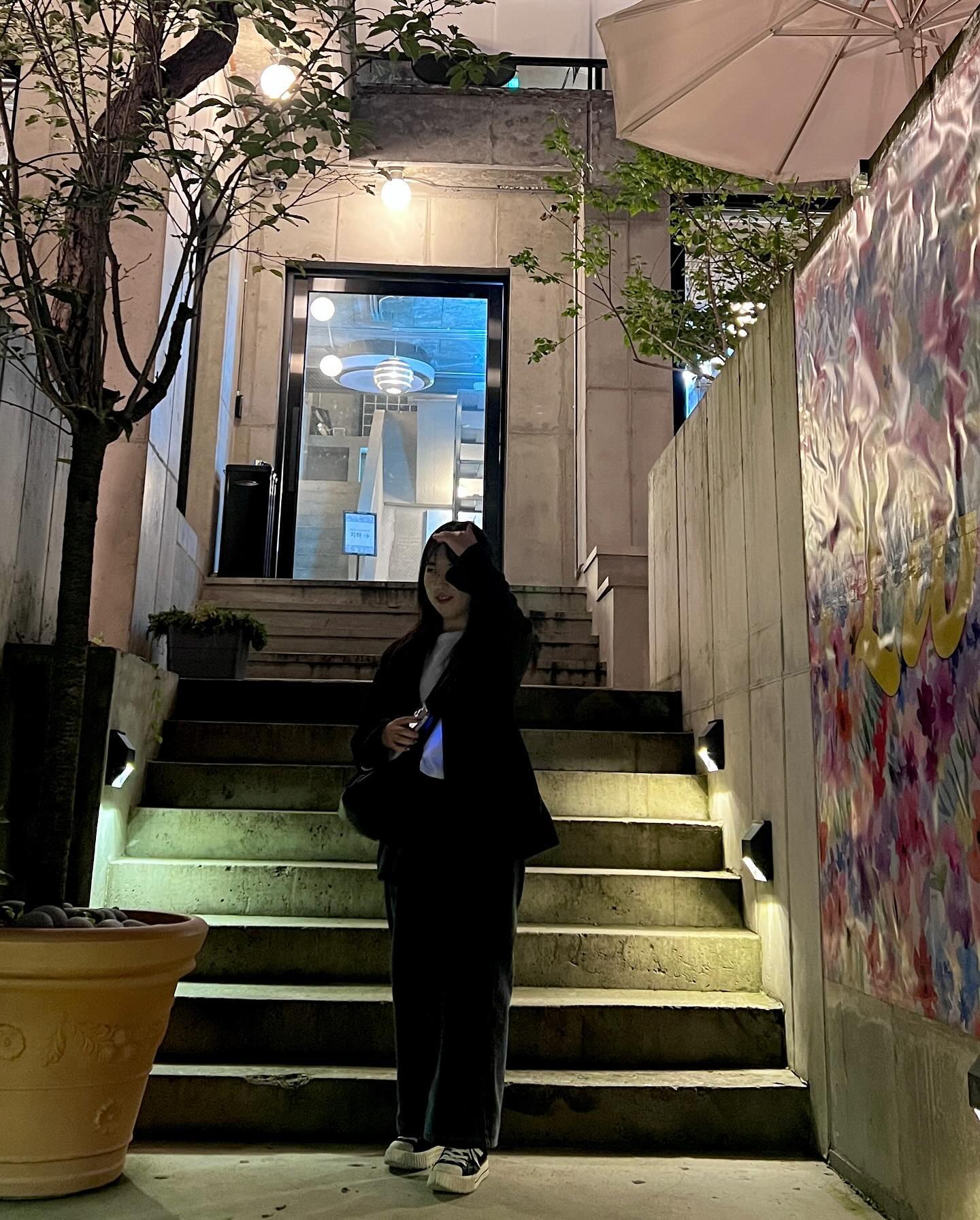 연남 케이크 맛집~ #파이인더샵 
밝을 때 들어갔는데 깜깜해져서 나옴ㅋㅋ
제일 사진에 잘 나올 것 같은 케이크로 골랐는데 넘 jmt 이었다
첫 인상이 맛이 따로 놀 것 같이 생겼었는데 맛이 넘 조화로워서 놀랐다👍