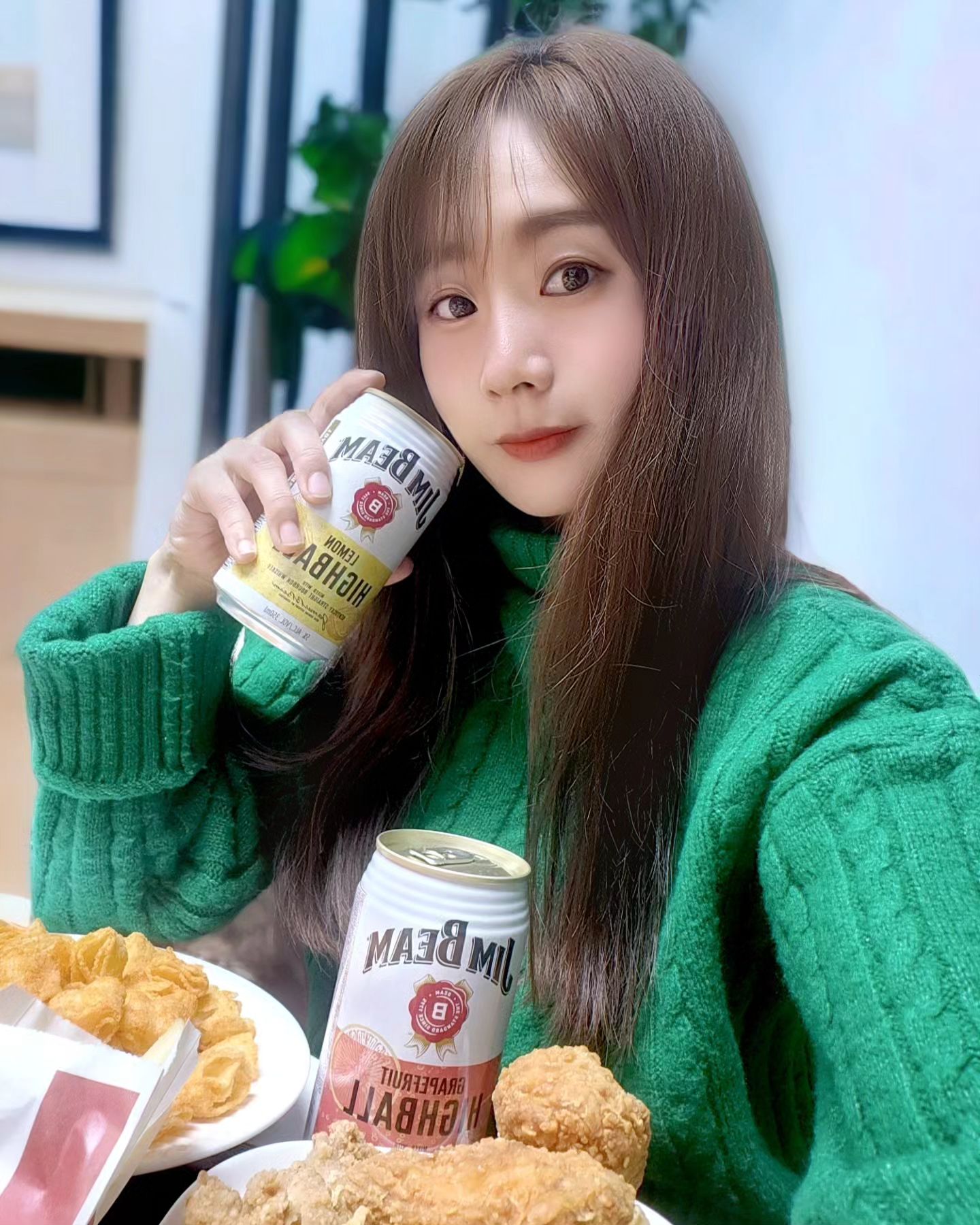 #유료광고

jimbeam_kr

요즘 하이볼이 매우 핫해서 구하기도 어렵다는데요.

오늘은 편의점 대형마트 등 곳에서 쉽게 구매할 수 있고 한국인 입맛에 맞춰 만들어진 매력적이고 맛있는 짐빔 하이볼을 가져왔습니다 ~^^

접근성도 좋지만 많이 달지 않고 진짜 짐빔 하이볼이 들어가서 깊은 맛이 나고 치킨 과자 등 간단한 안주라도 잘 어울려서 마실 수 있습니다.

용량 350ml 알코올 도수 5%로 부담스럽지 않으면서 많은 준비물 없이 캔 하나로 편하고 쉽게 즐길 수 있어요.

레몬과 자몽 하이볼이 있는데 저는 위스키 향이 좋아서 레몬이 입맛에 잘 맞았어요^^ 술찌인 분들은 자몽 하이볼을 즐겨보세요~♡

*경고:  지나친 음주는 뇌졸중 , 기억력 손상이나 치매를 유발합니다.임신 중 음주는 기형아 출생 위험을 높입니다.

#짐빔 #하이볼 #짐빔하이볼 #캔하이볼 #하이볼캔 #짐빔하이볼캔 #하이볼추천 #짐빔하이볼레몬 #짐빔하이볼자몽 #안주조합 #안주추천 #안주 #야식 #야식조합