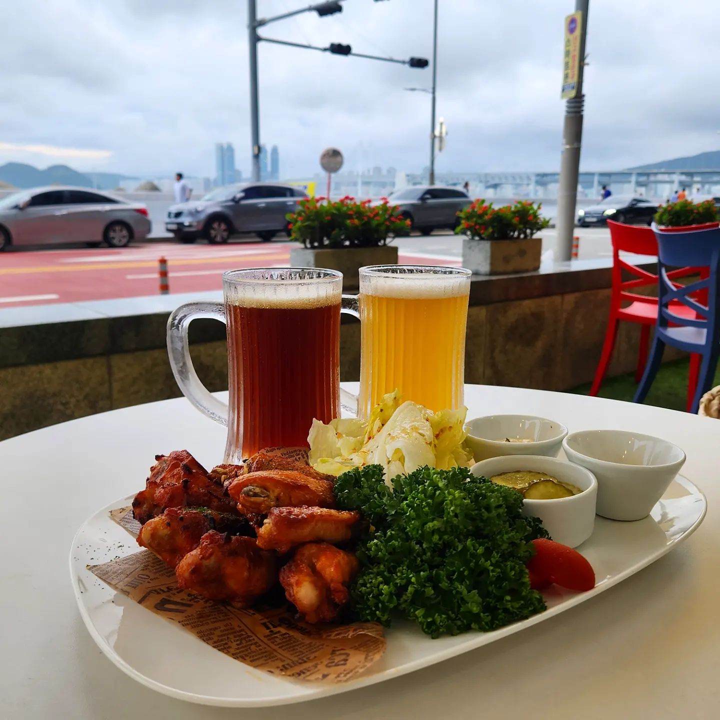#협찬 #마리시스

🍺 수제맥주: 필스/둔켈  8,000원
🍗 치킨윙봉&샐러드  20,000원

😋 후기
치킨은 부드럽고 매콤해서 안주로 딱! 
-맥주 필스는 독일 대표 맥주로 감미롭고 쌉쌀하고 깔끔한 뒷맛!
-맥주 둔켈은 흑맥주라 부드러운 향과 구수한 맛!

🔈광안대교가 보여서 전망이 좋고 분위기가 좋아서 데이트하기 좋은 장소!
🔈내부는 깔끔한 카페느낌이라면 야외테라스가 이국적인 느낌!
🔈저녁에 바람쐬며 맥주한 잔~🍻 하기 좋고
🔈광안대교가 바로 보이는 곳이라 산책하기 좋아서 산책하기 좋는 곳!

대부분 한화리조트 숙박객이 많이 있었지만 산책하시다가 테라스에서 맥주 한 잔 하는걸 보시고 맥주를 시켜서 테라스에 드시눈 분들이 계셨어용! 

👉요트타고 산책한 후 여기서 간단히 한 잔 하는걸 추천드립니다~❤️

▫️주소: 부산 해운대구 마린시티3로 52 한화리조트 해운대 1F 마리시스
▫️영업시간: 매일 8:00~23:00
▫️가까운 역: 동백역

hanwharesort_haeundae
#한화리조트해운대 #해운대오션뷰카페 #광안대교뷰카페 #해운대맥주 #광안대교뷰맥주 #해운대수제맥주