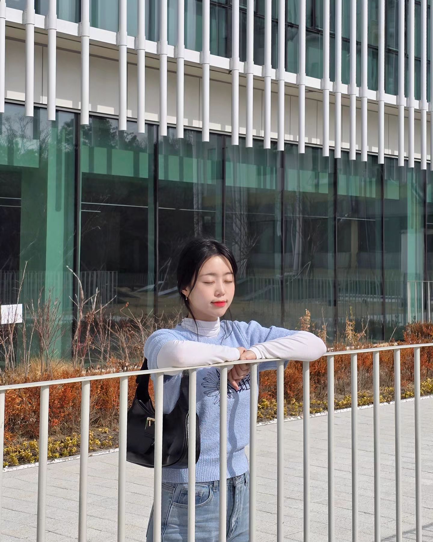 오랜만에 데일리룩이에요🙋🏻‍♀️

예쁜 반팔니트 득템해서
열심히 입고 있어요(*´∇｀)ﾉ
빨리 날이 더 따숩해졌으면...!
곧 봄데일리룩 들고 올게요

#아틀리에나인 #니트코디 #반팔니트 #반팔니트맛집 #청바지코디 #키작녀데일리룩 #키작녀코디