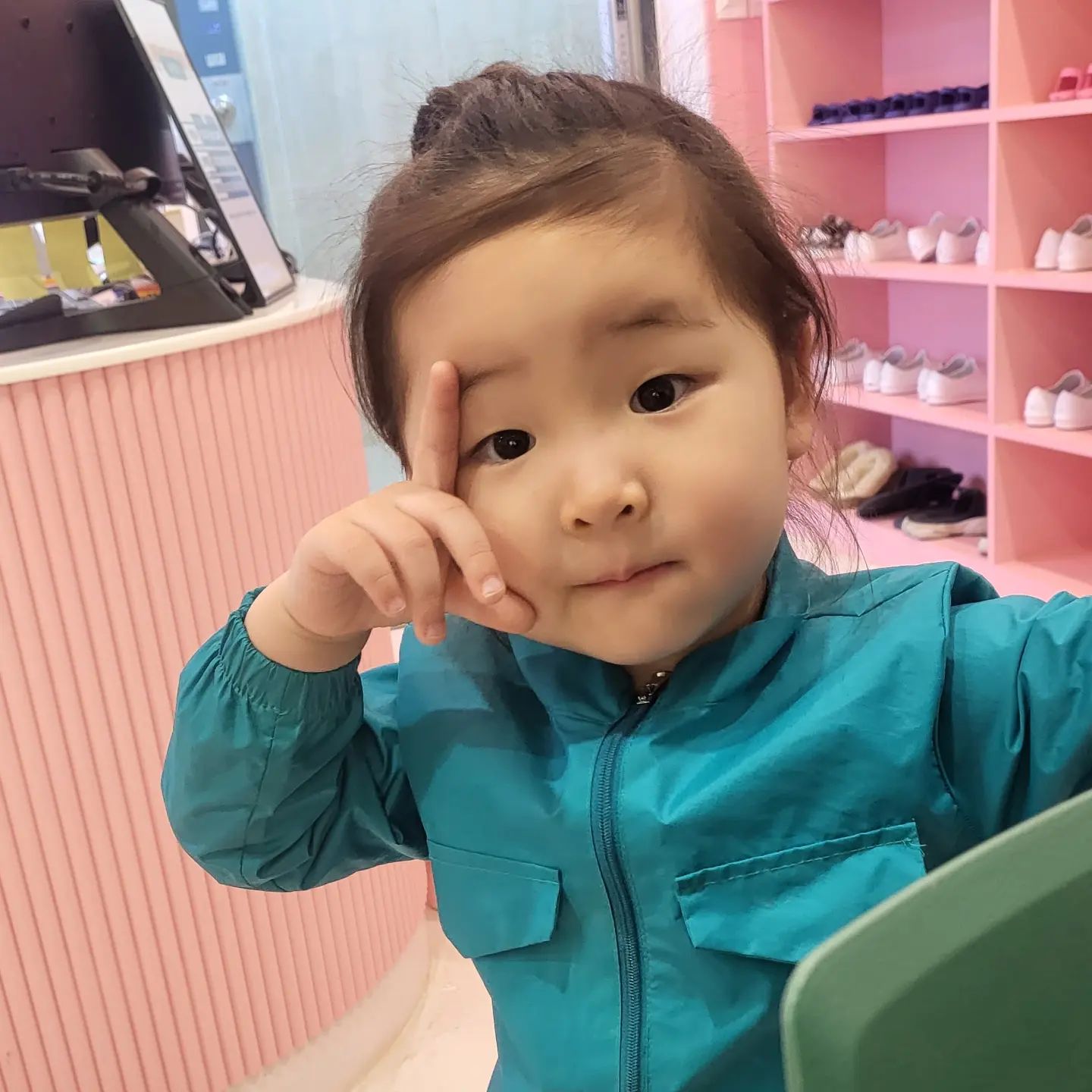 주말에 쉬는날 예주데리고 키즈카페 다녀왔어요😚
첨단 플레이랩이라고 흙놀이랑 물감놀이하러 갔는데
탈의실도 엄청 깔끔하고 아이들이 사용하는거다 보니 한타임 하고나서 소독도하구 엄청 위생적으로 하더라구요👍👍

엄청 열시미 선생님 따라서 말도 잘듣고 정리하는거보고 집에선 안하면서.....ㅋㅋㅋ라고 생각들다가도 너무 재미있게 수업 듣고 집중해서 노는 모습보니 뿌듯하고 너무 이쁘고.. 주책ㅋㅋㅋㅋㅋ
자주 이런곳 데리고 와야겠다 생각이 들었어요ㅋㅋㅋ😅😅(엄마가 조금 더 부지런해볼껭...)

선생님들도 엄청 아이들 챙겨주시구 아이들이 잘 따라올수있게 한명한명 다 케어 해주시니 엄마는 맡기구 여유☺

주마다 수업도 다 다르다고 하니 가게되시면 꼭 확인 해 보고 가세용🥳🥳